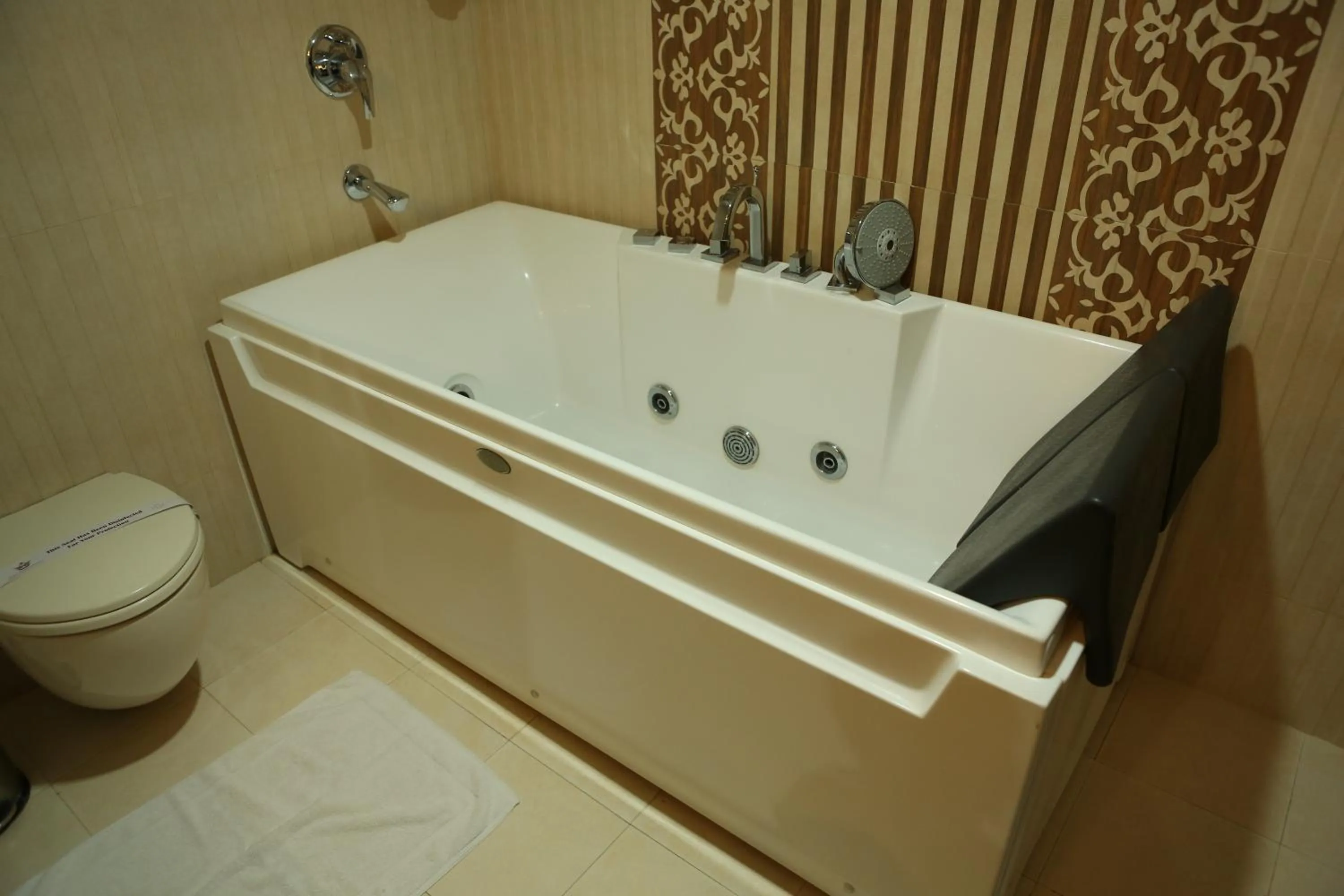 Shower in Hotel Airlink Castle