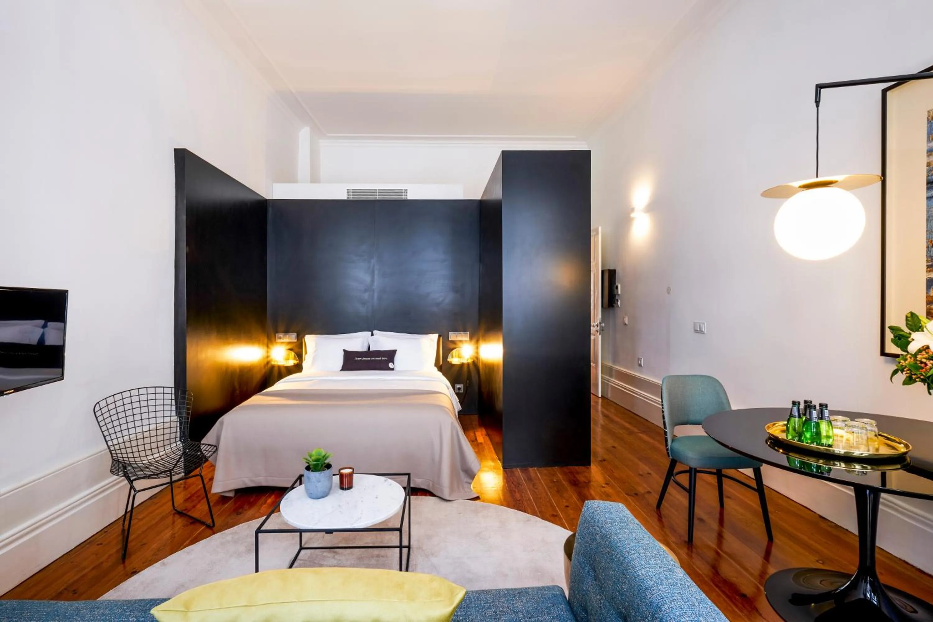 Living room, Bed in The A5 Smart Luxury Studios