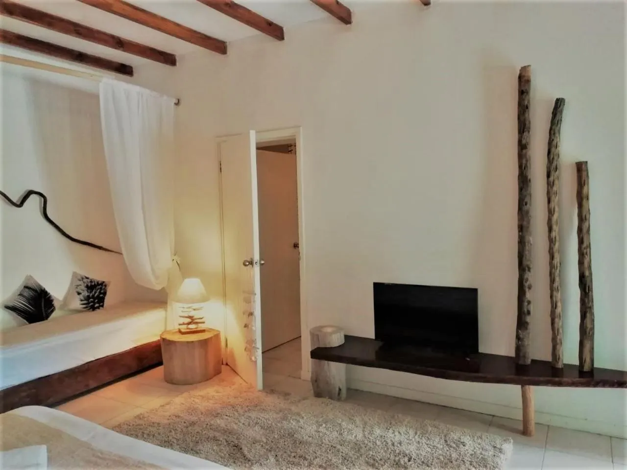 Living room, Bed in Bliss Hotel Praslin