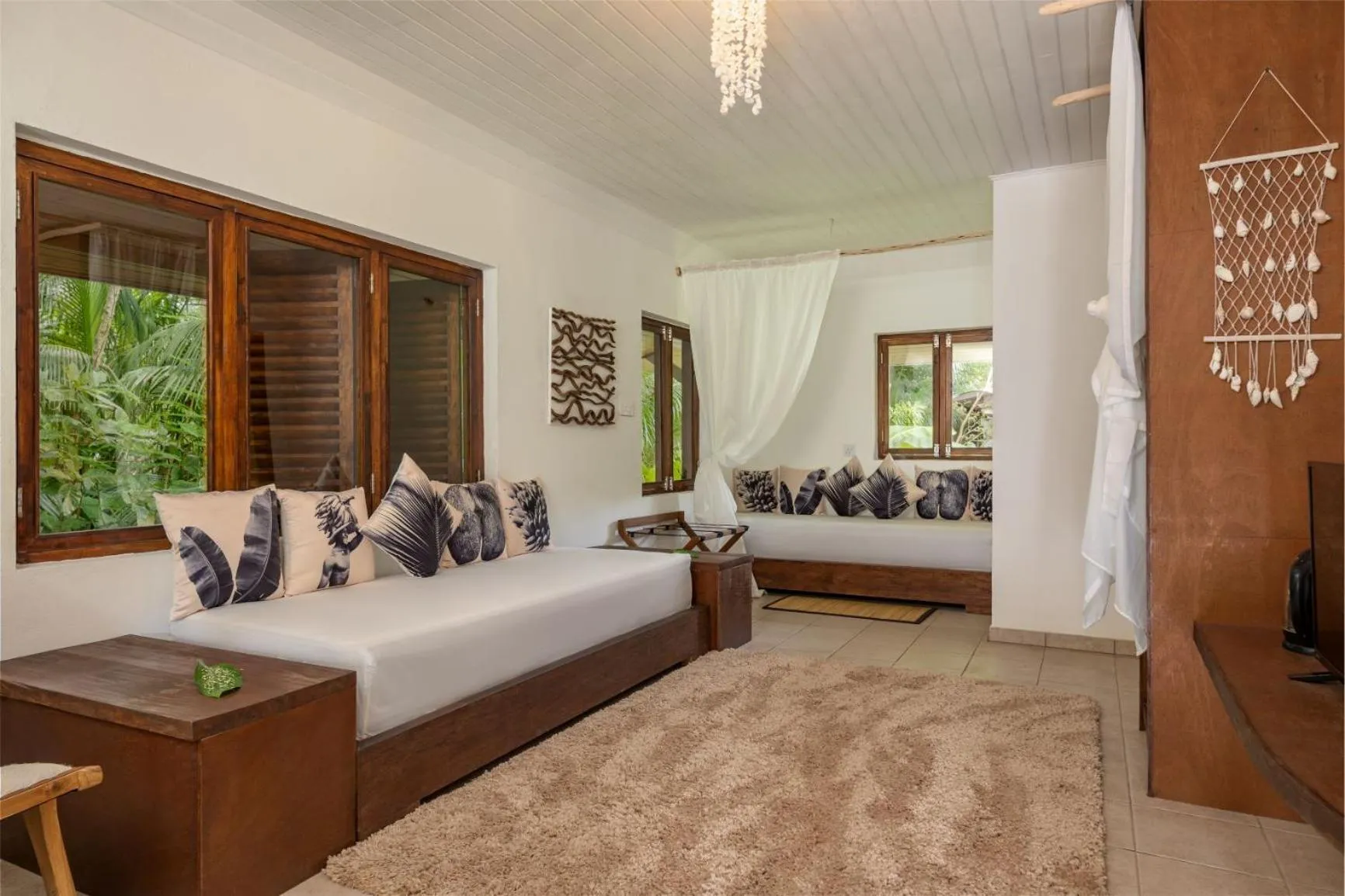 Living room, Bed in Bliss Hotel Praslin