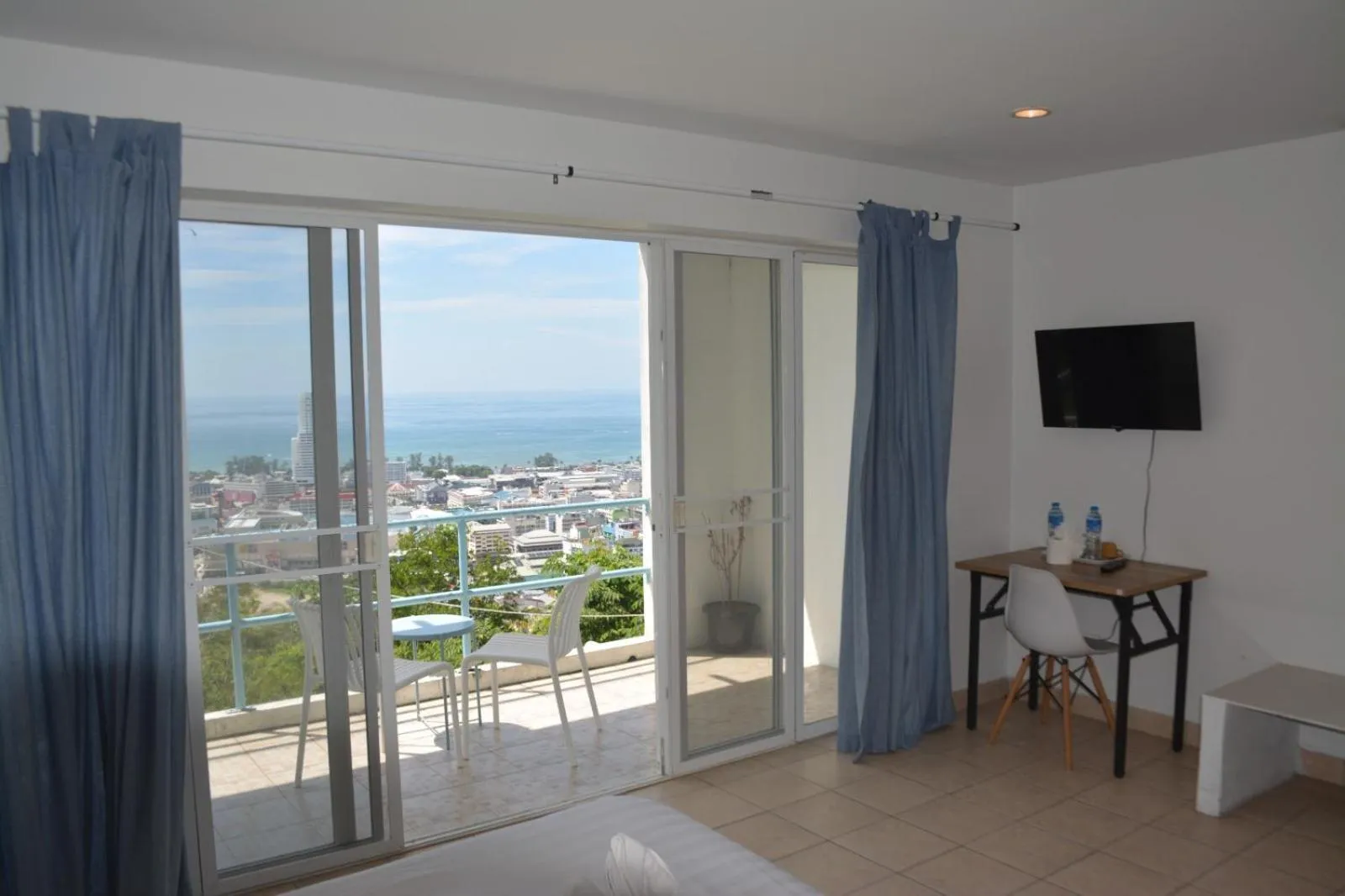 Communal lounge/ TV room in Baan Suan Villa 1