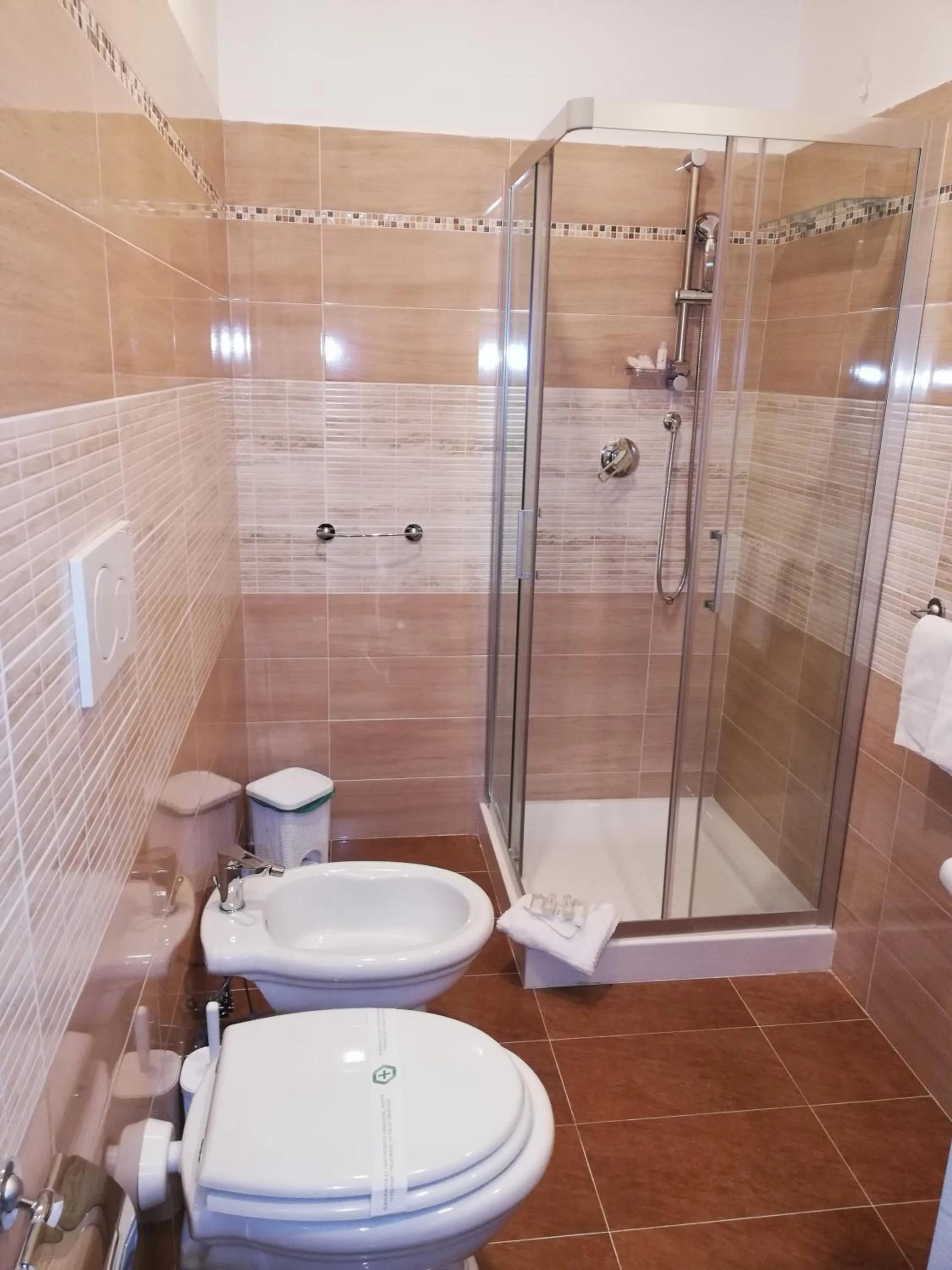 Shower in Garden's Elide