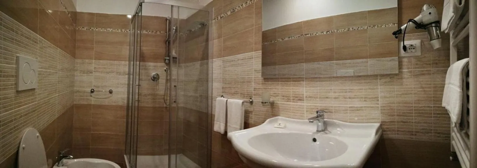 Shower in Garden's Elide