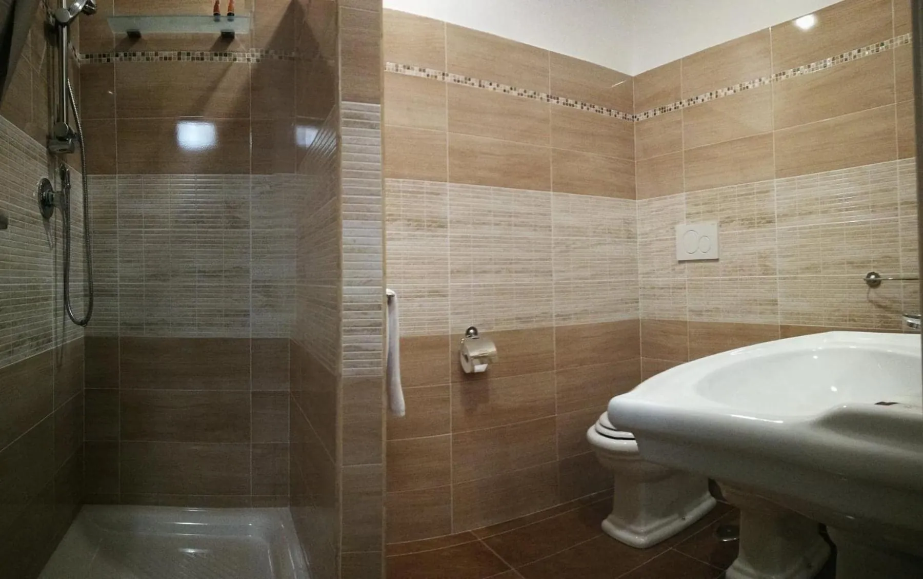 Shower in Garden's Elide