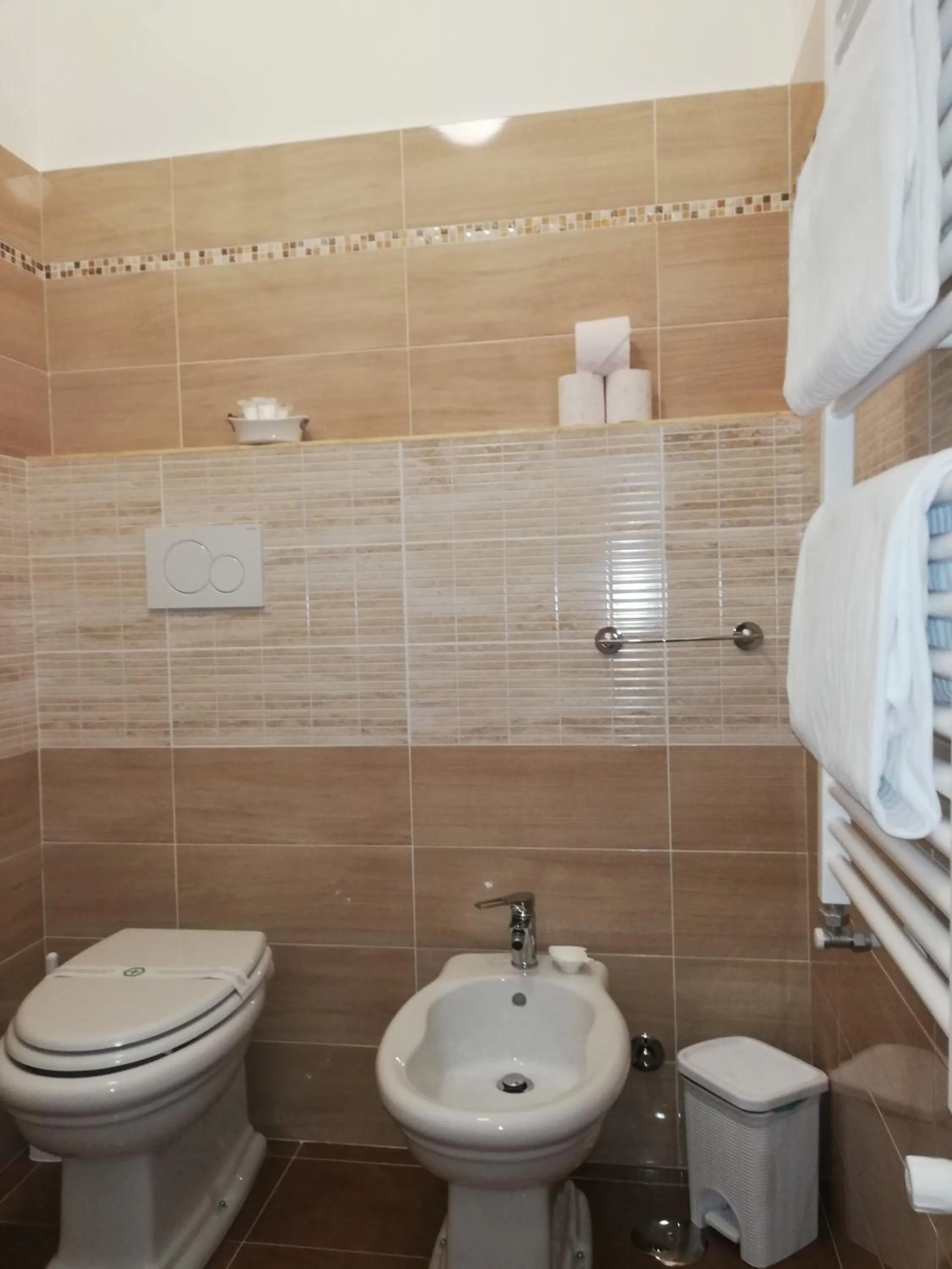 Toilet in Garden's Elide