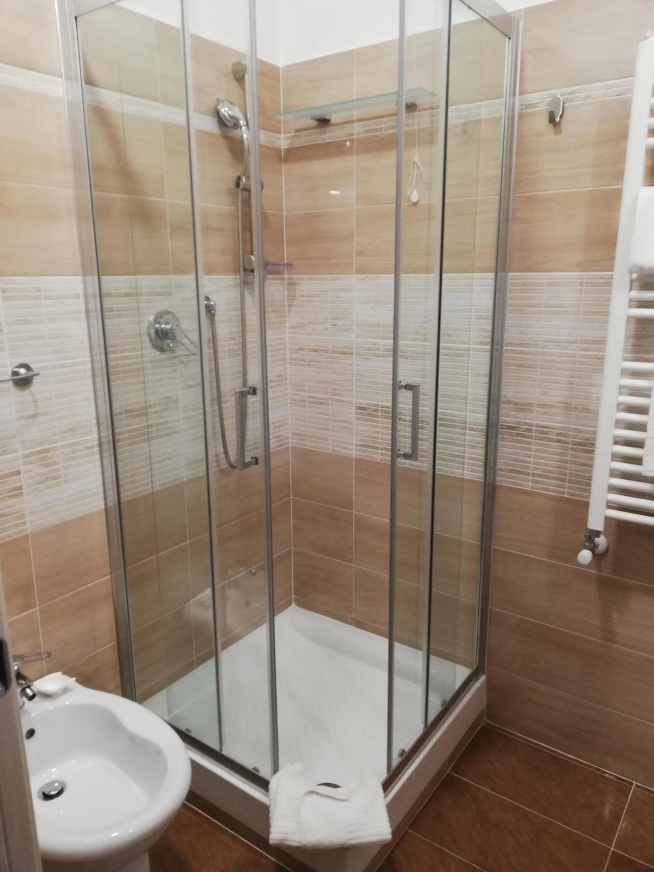 Shower in Garden's Elide