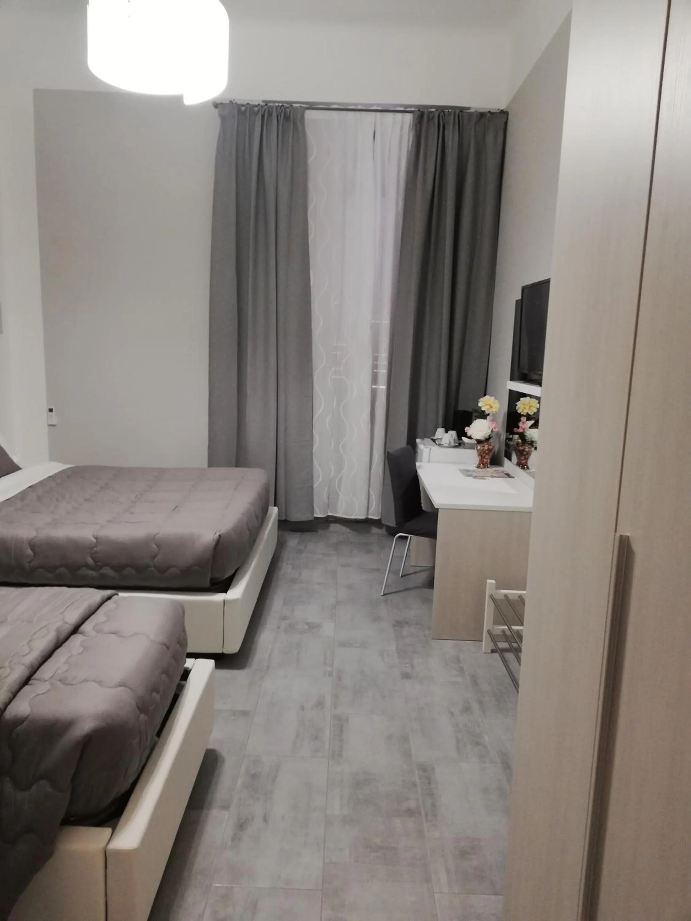 Photo of the whole room, Bed in Garden's Elide