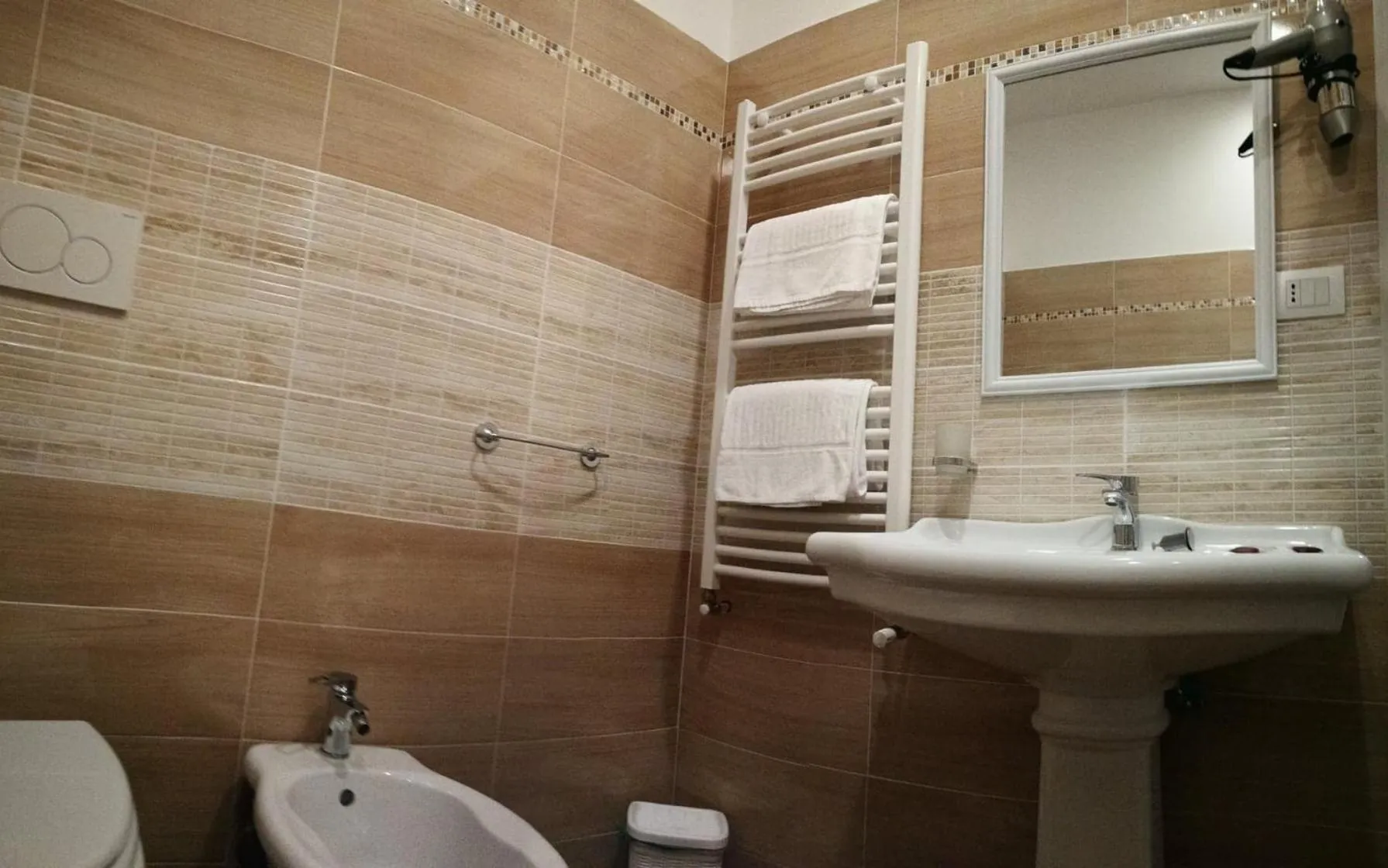 Bathroom in Garden's Elide