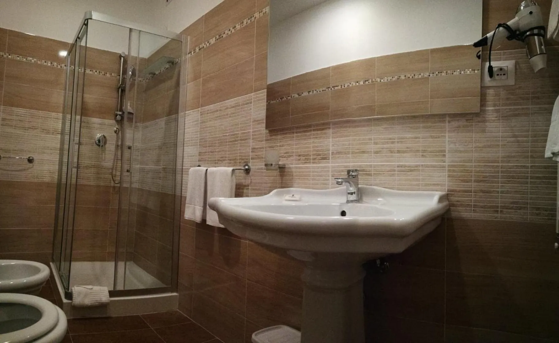 Shower in Garden's Elide