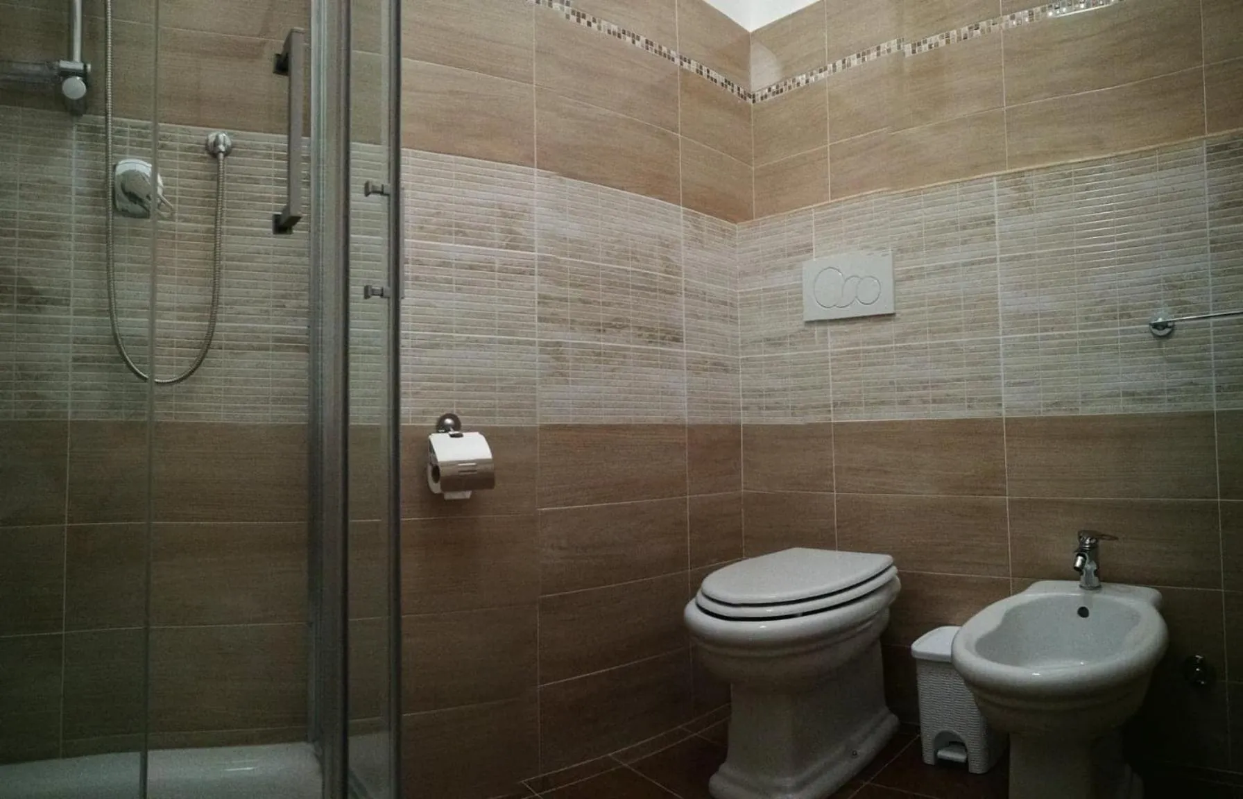 Shower in Garden's Elide