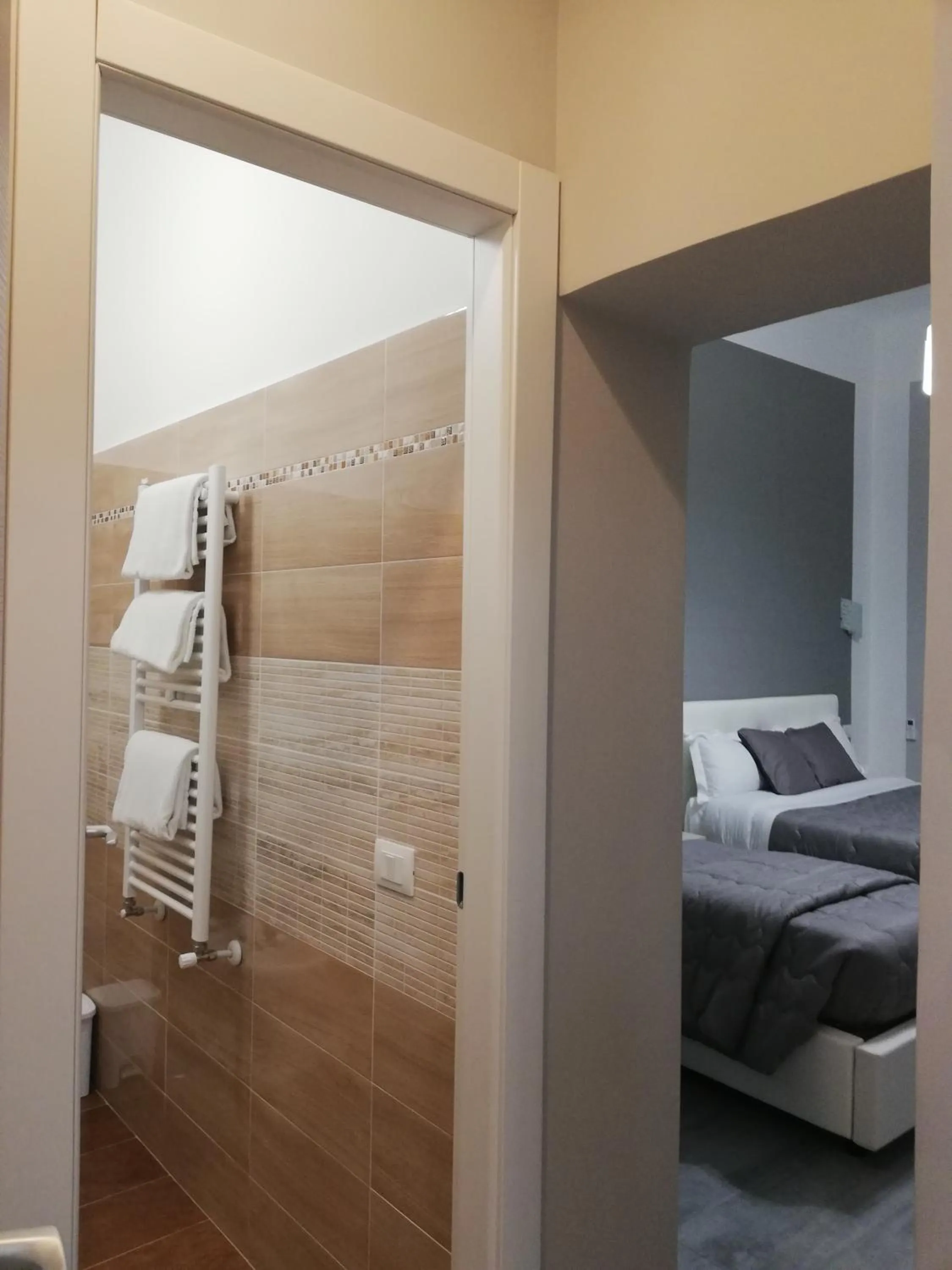 Bathroom, Bed in Garden's Elide