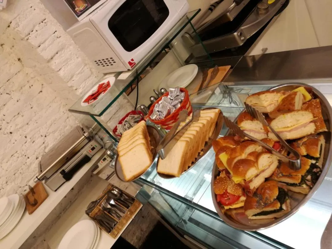 Breakfast in Garden's Elide