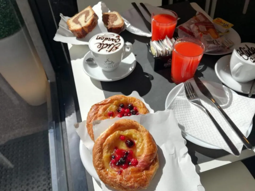 Breakfast in Garden's Elide