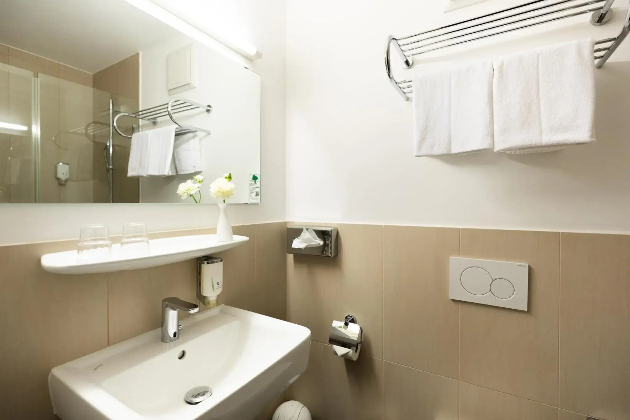 Bathroom in Garner Hotel Frankfurt - Palmengarten by IHG Bathroom in Garner Hotel Frankfurt - Palmengarten by IHG