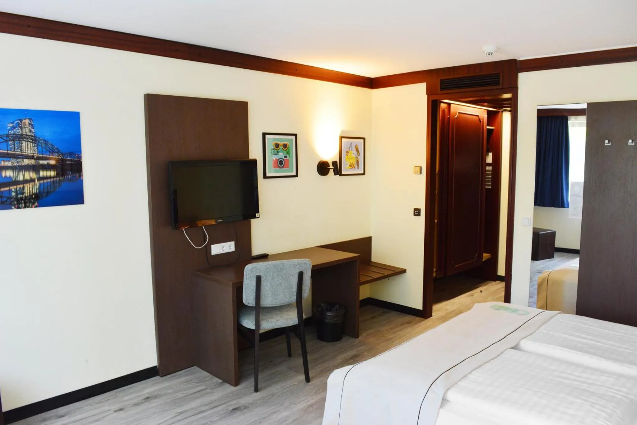 Photo of the whole room, Bed in Garner Hotel Frankfurt - Palmengarten by IHG