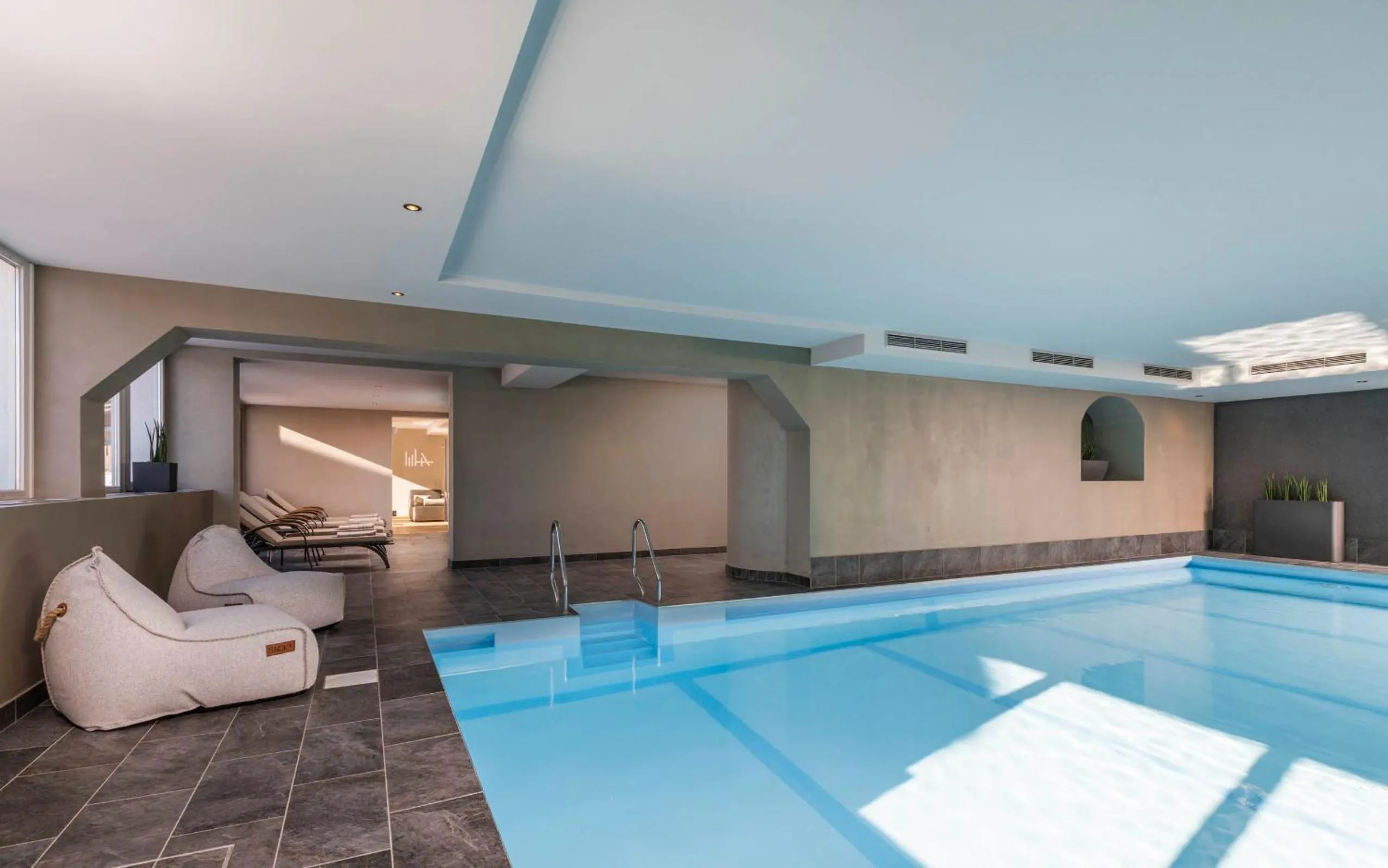 Swimming pool in Hotel Ambet