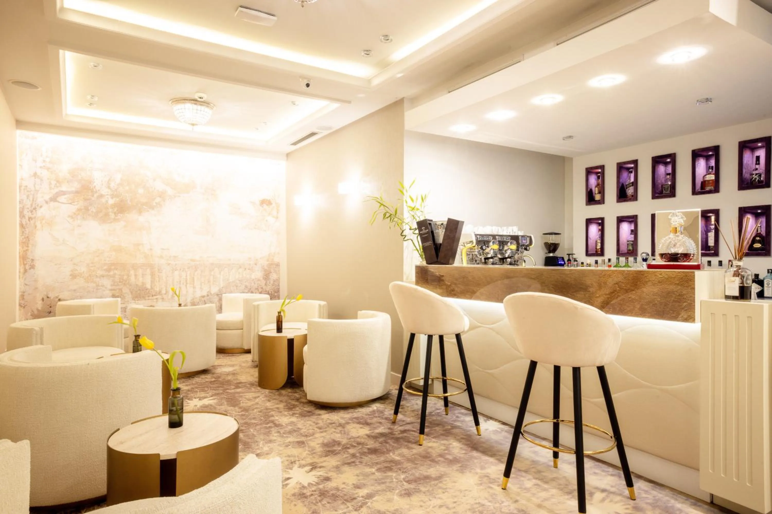 Lounge or bar in Tresor Le Palais Timisoara, Curio Collection by Hilton