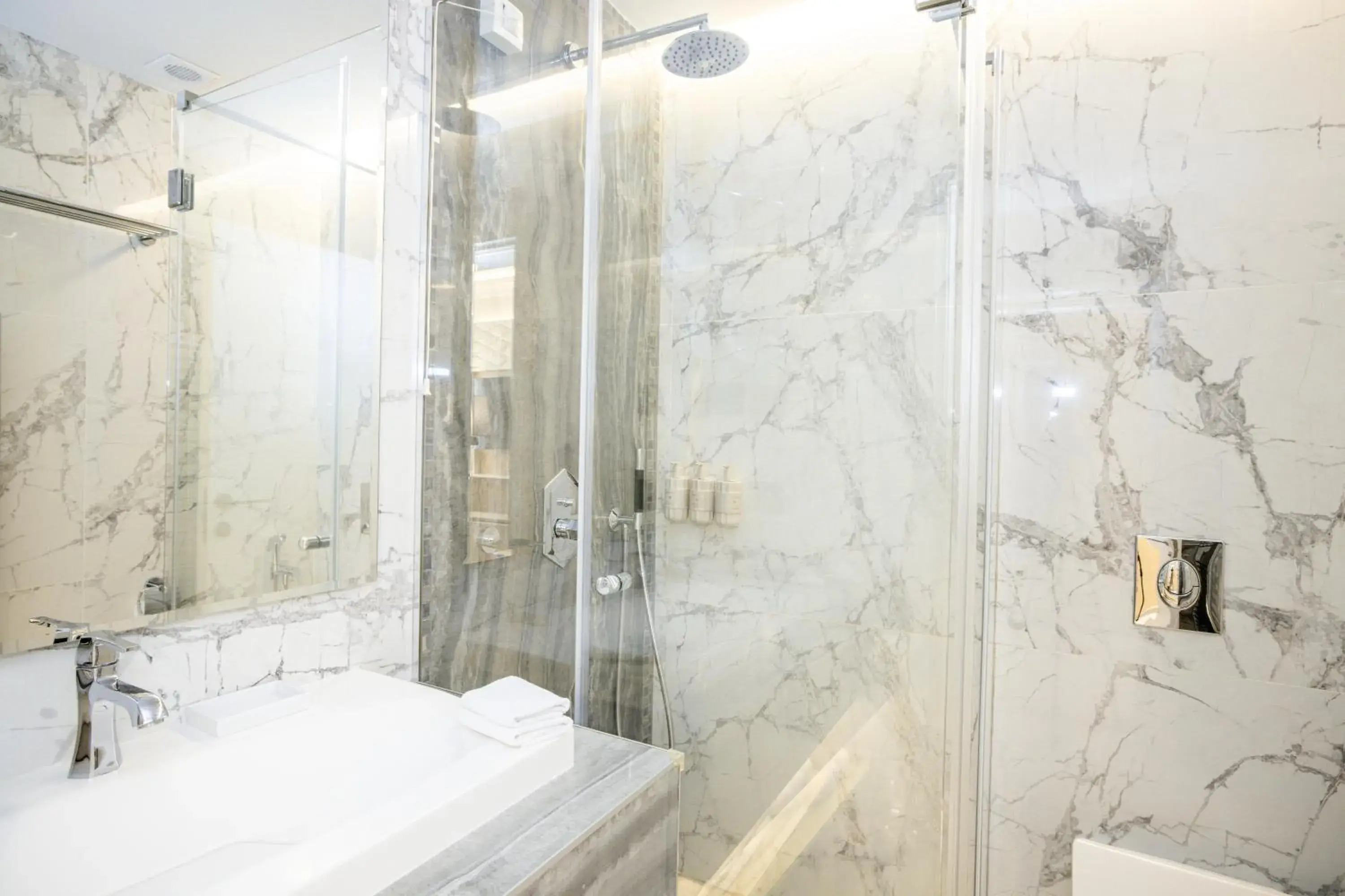 Bathroom in Tresor Le Palais Timisoara, Curio Collection by Hilton Bathroom in Tresor Le Palais Timisoara, Curio Collection by Hilton