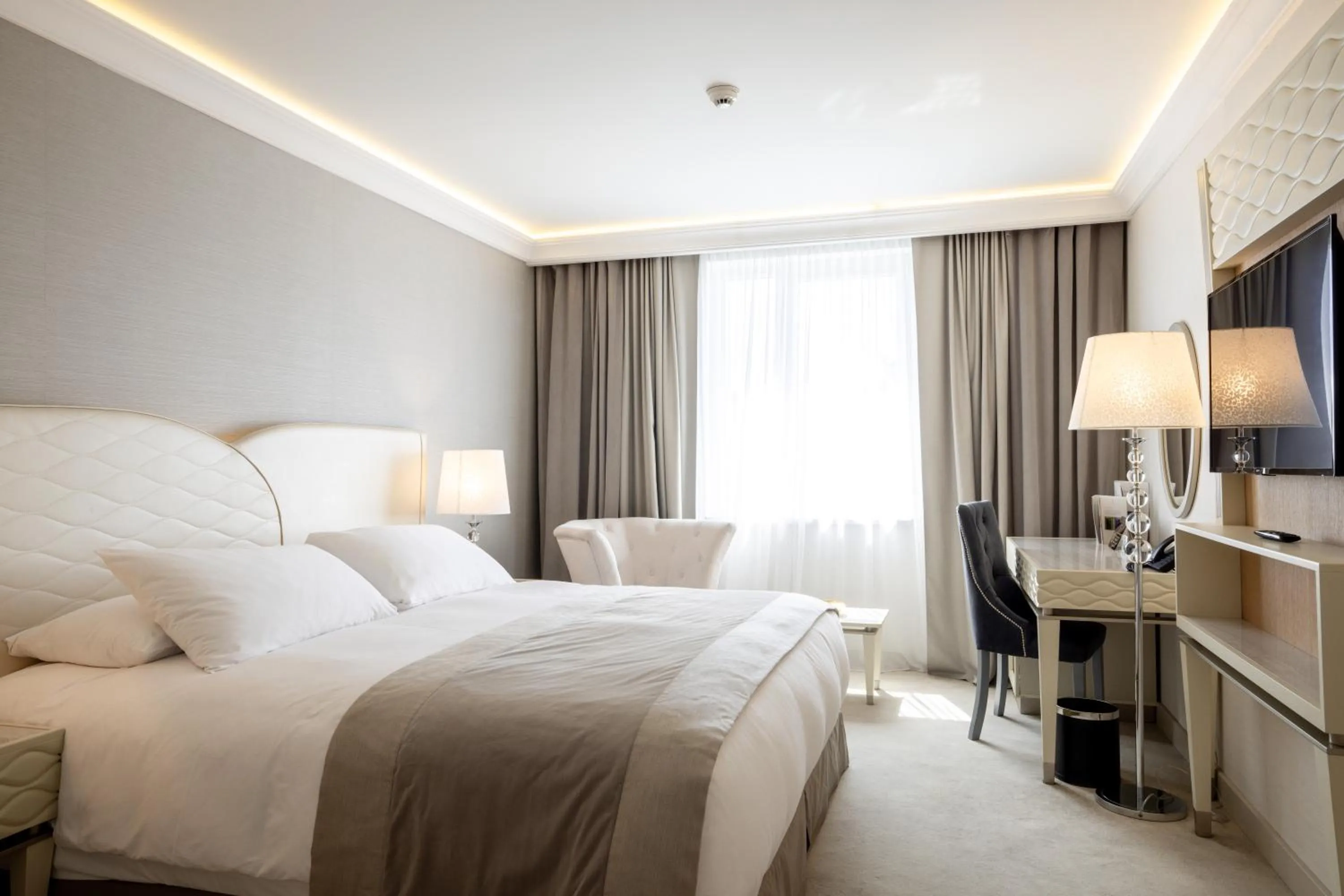 Photo of the whole room, Bed in Tresor Le Palais Timisoara, Curio Collection by Hilton