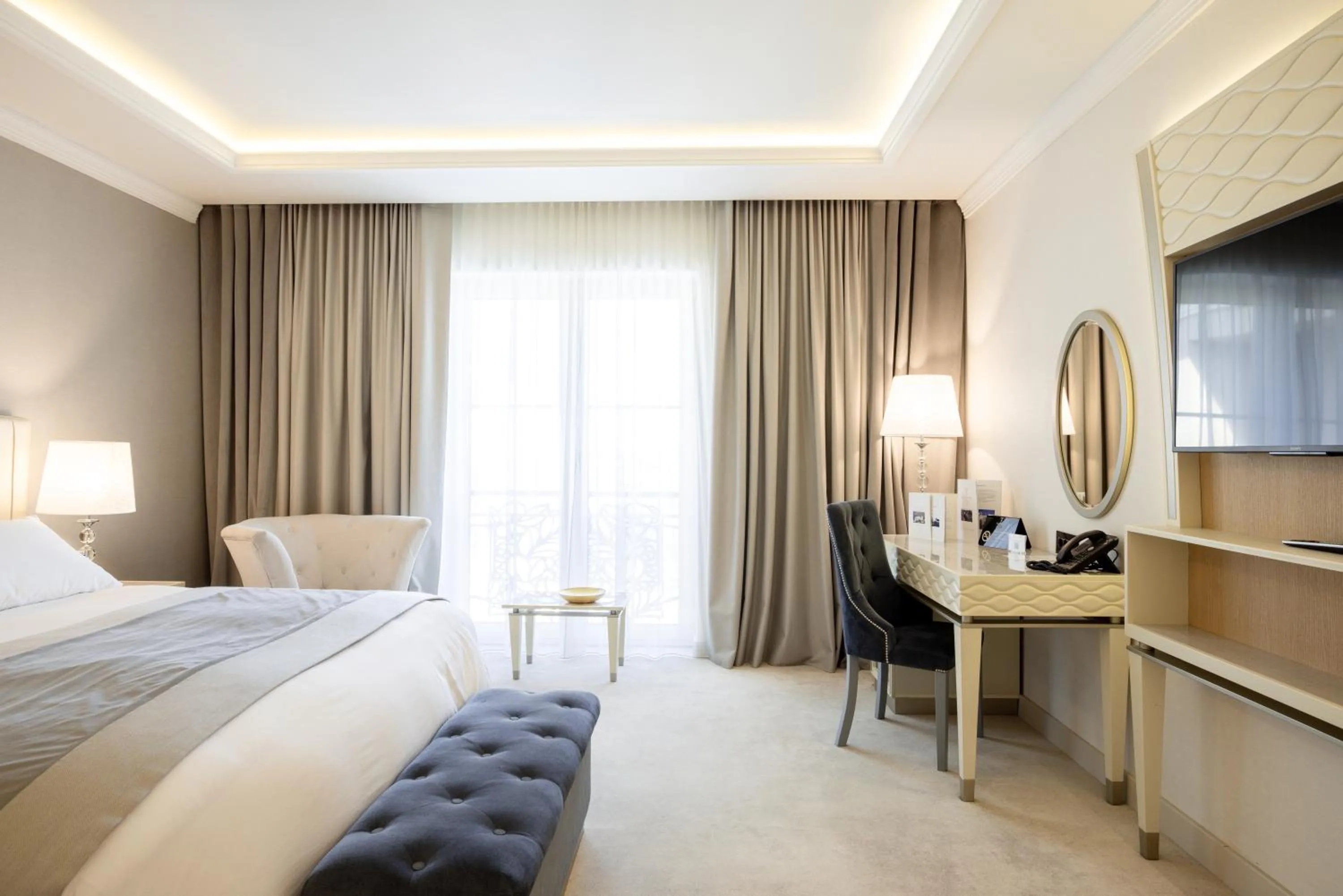 Photo of the whole room, Bed in Tresor Le Palais Timisoara, Curio Collection by Hilton