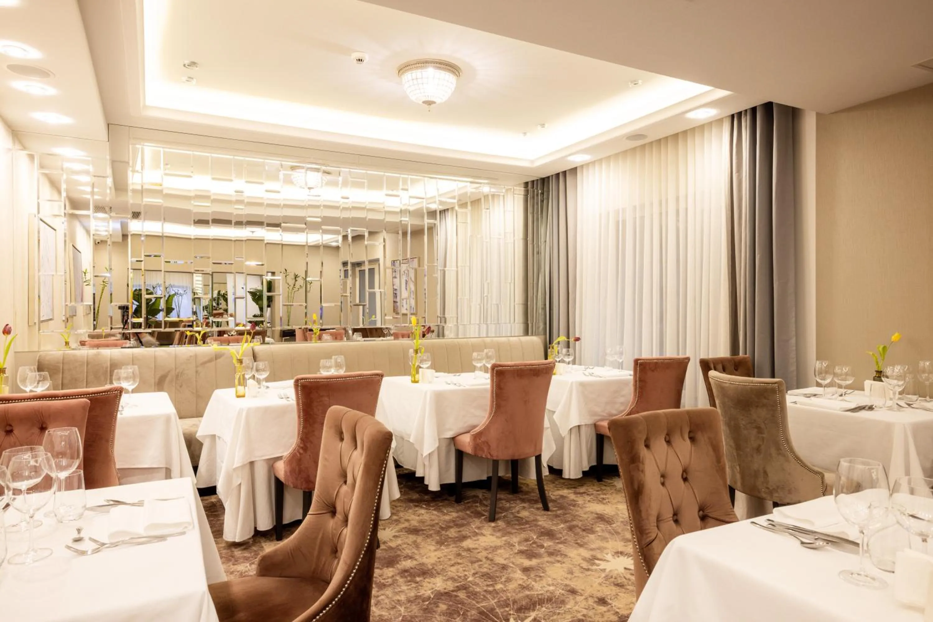 Restaurant/places to eat in Tresor Le Palais Timisoara, Curio Collection by Hilton