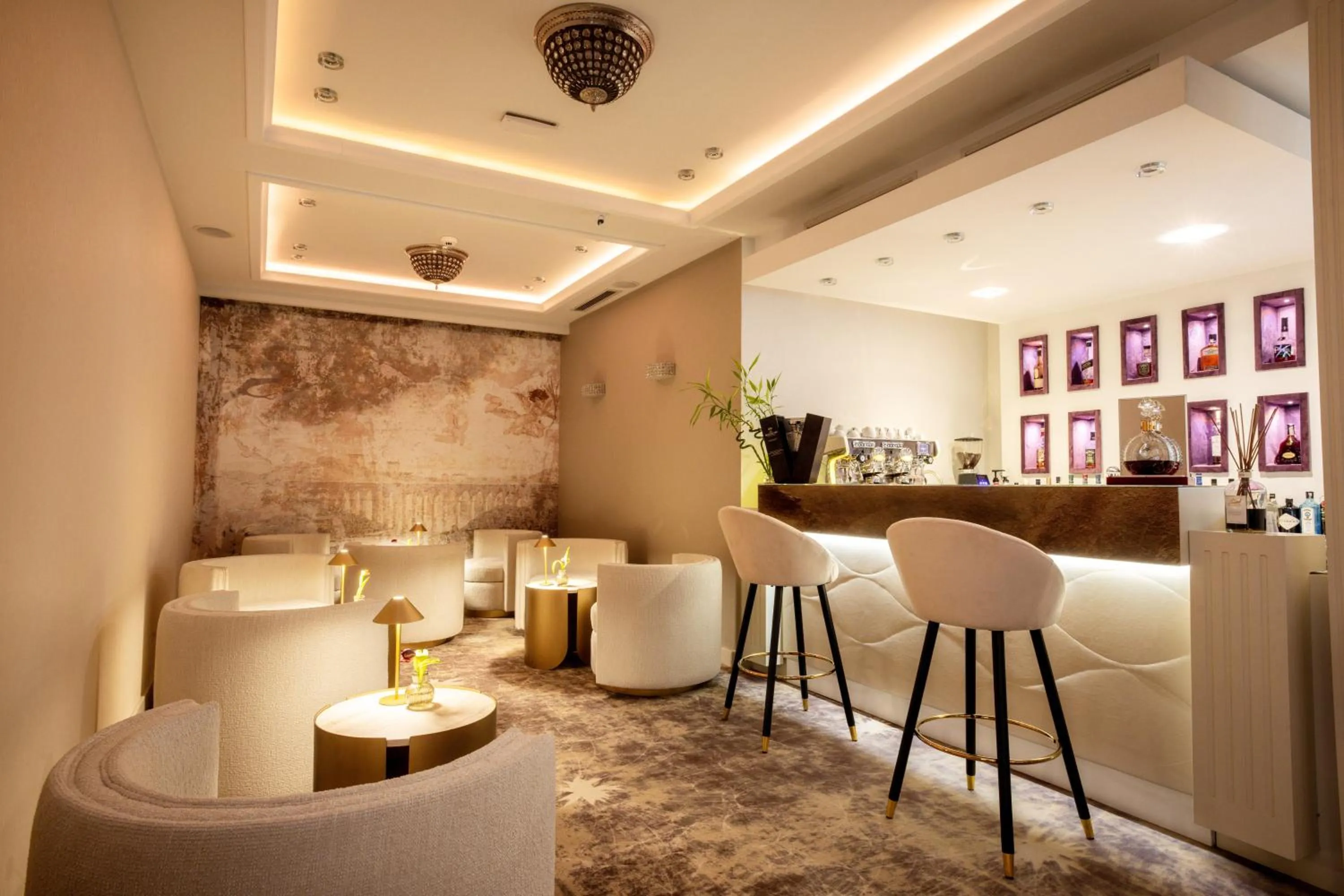 Lounge or bar in Tresor Le Palais Timisoara, Curio Collection by Hilton