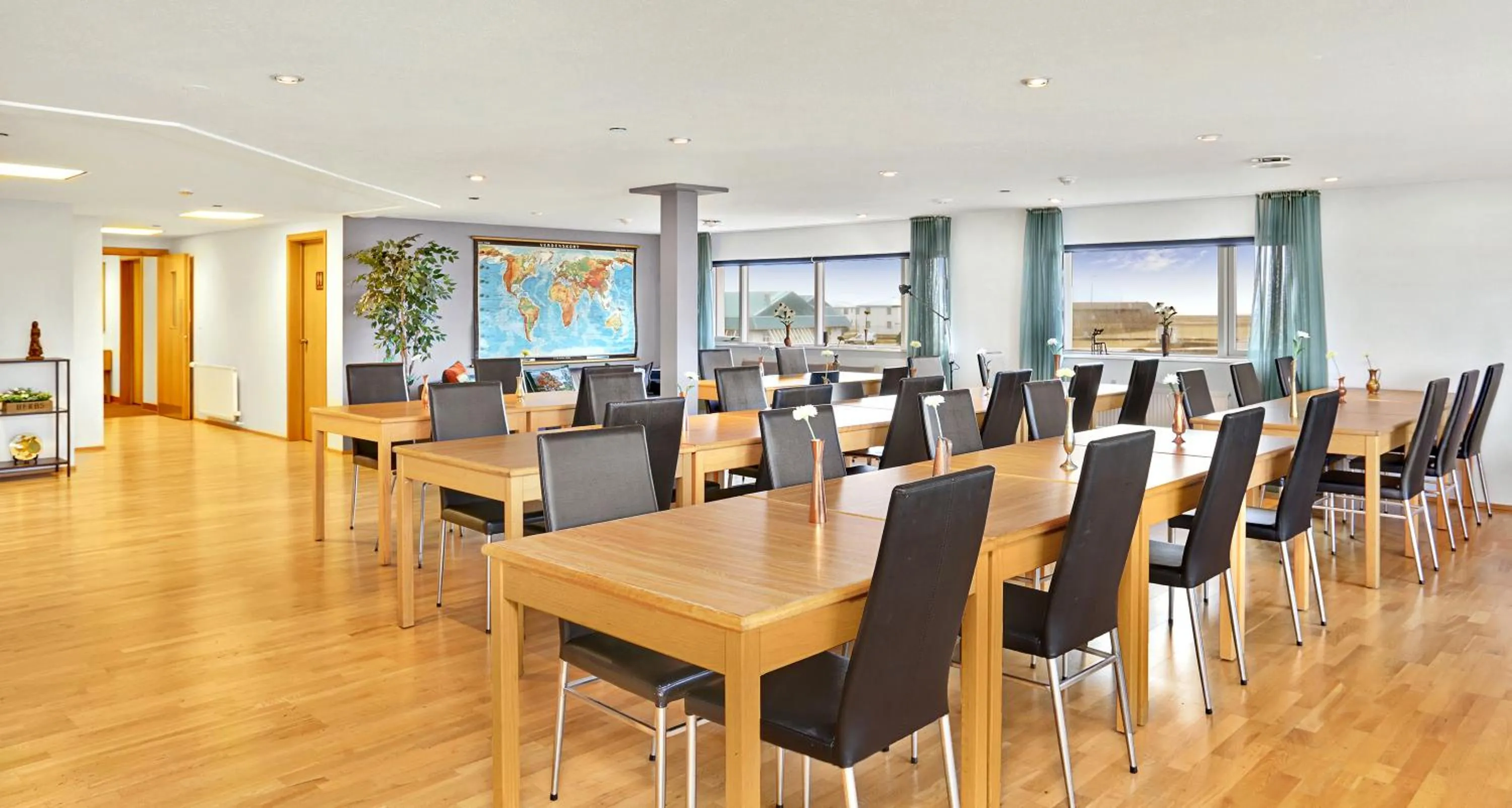 Dining area in Eldey Airport Hotel