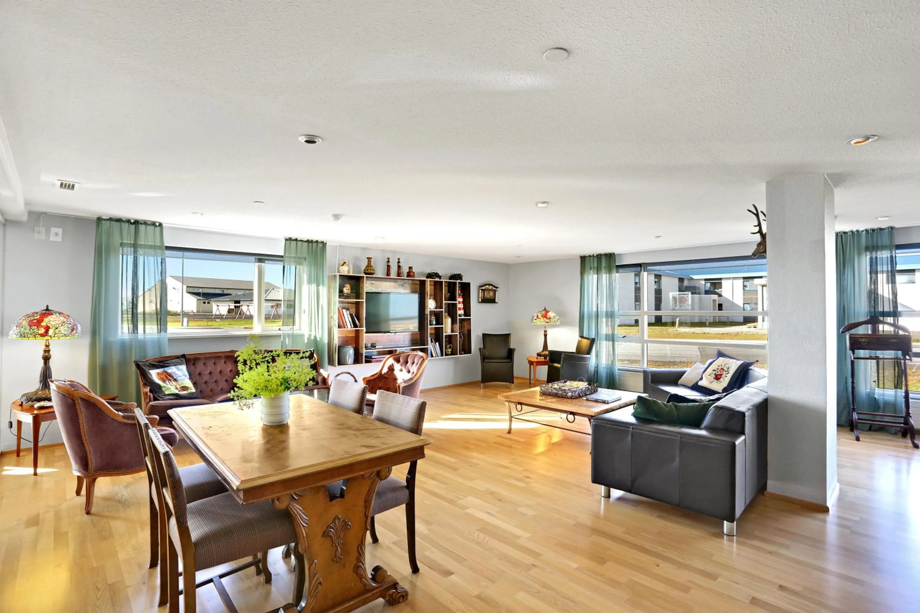 Communal lounge/ TV room in Eldey Airport Hotel