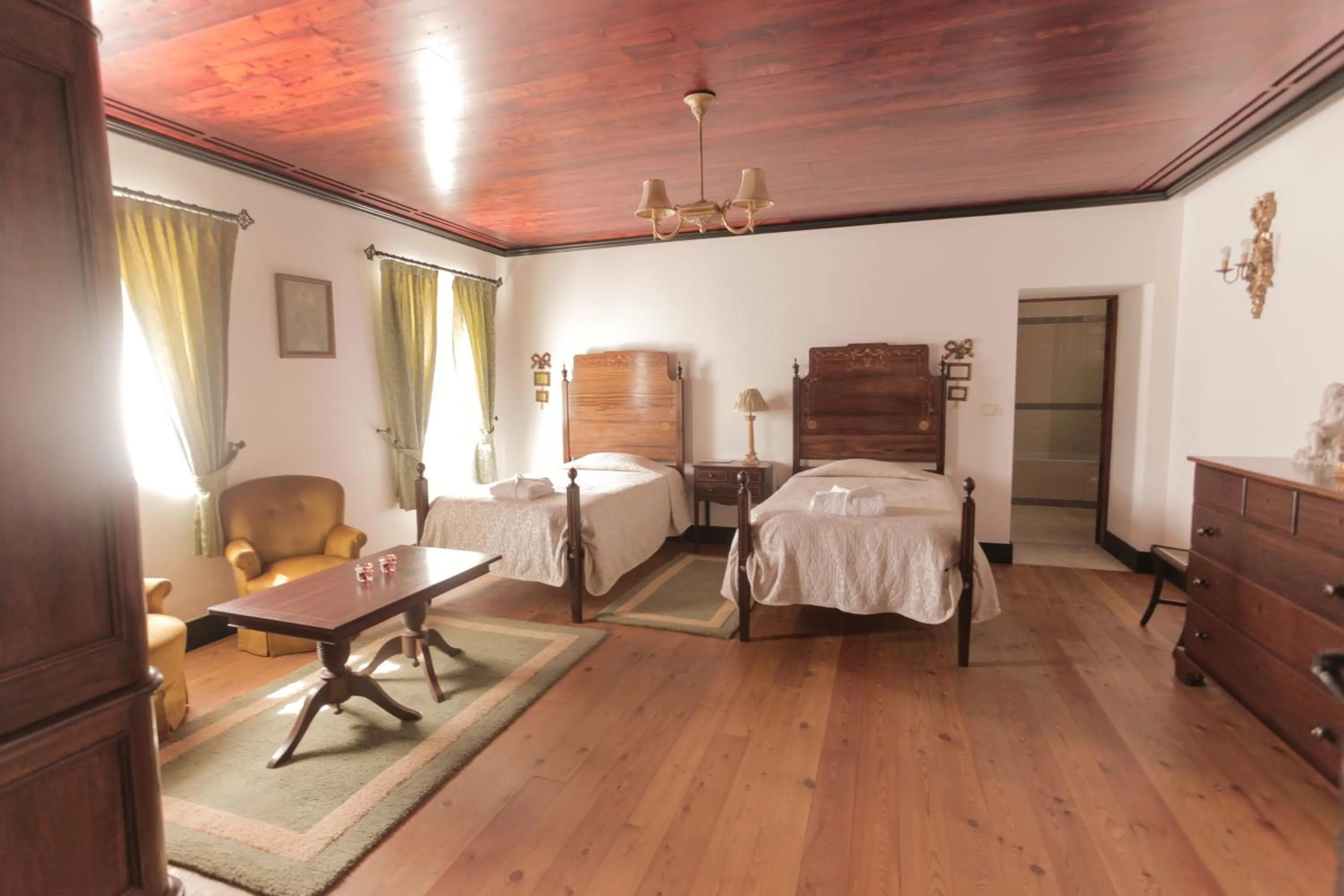 Large Twin Room in Quinta de Malta