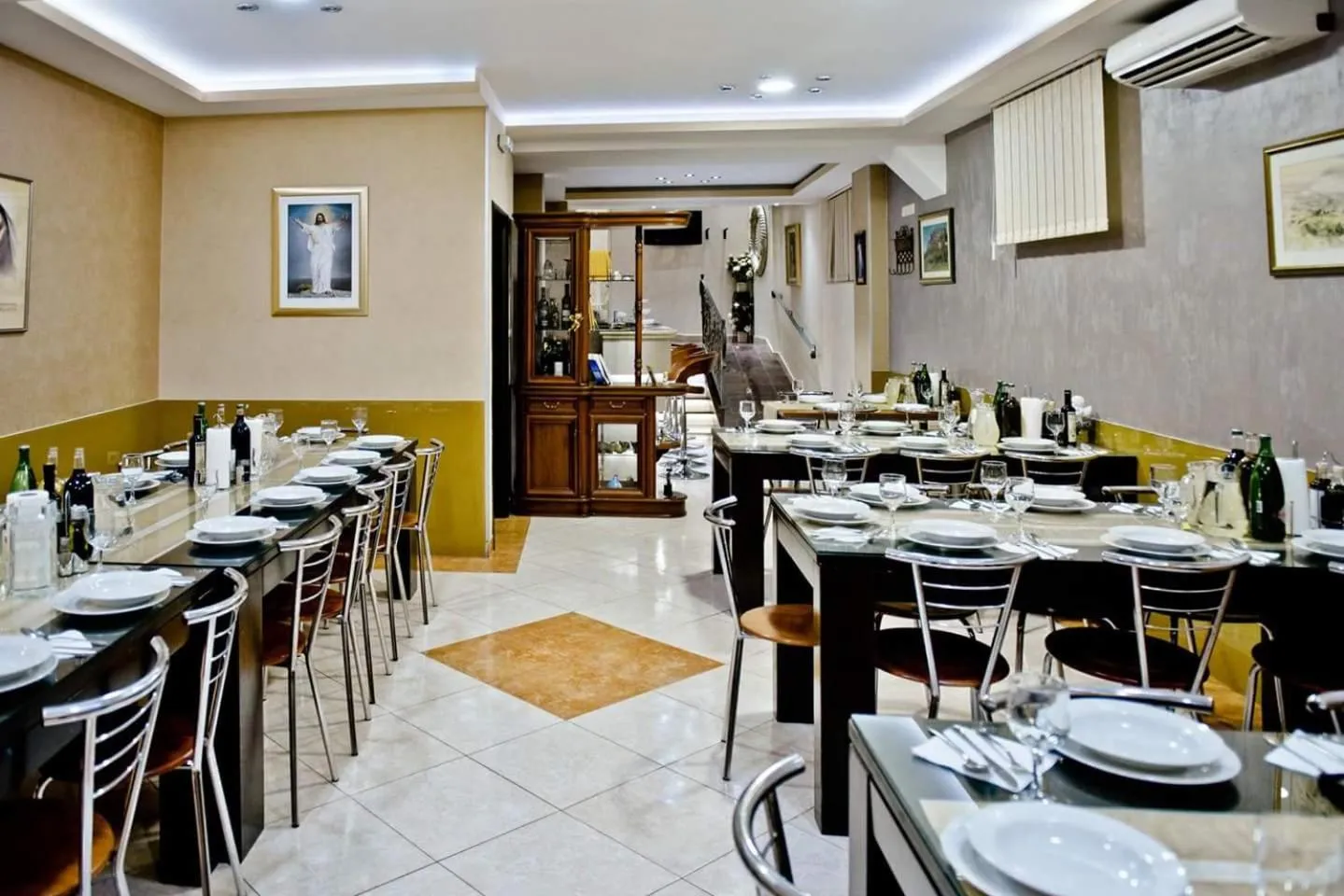 Restaurant/places to eat in Hotel Flowers