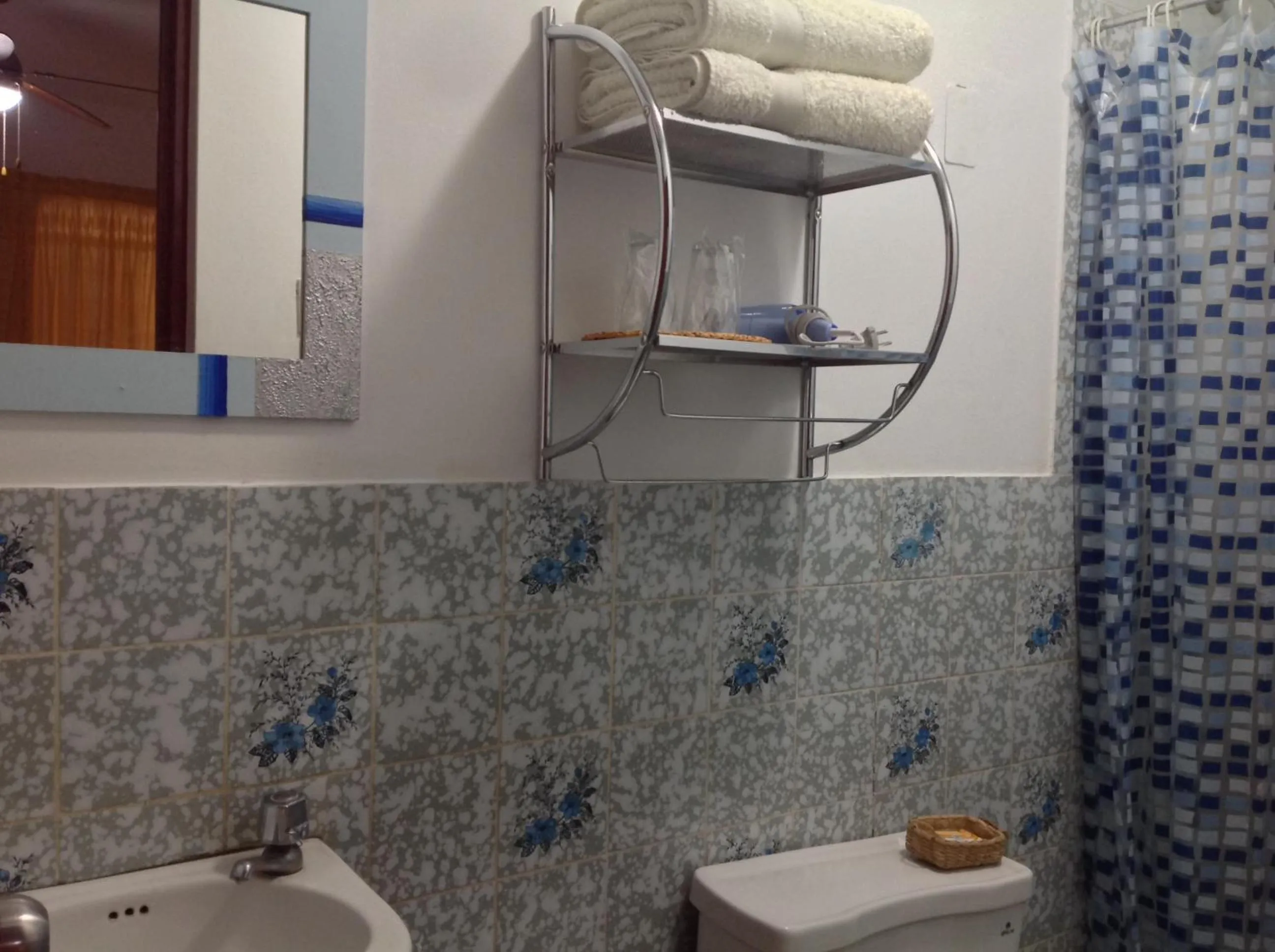 Shower in Anccalla Inn Guesthouse