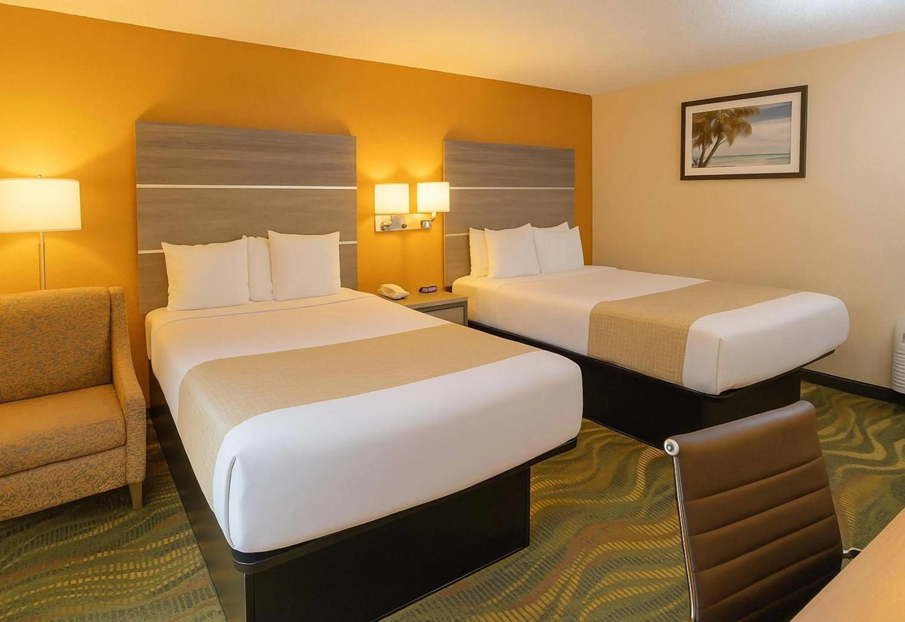 Photo of the whole room, Bed in Travelodge by Wyndham Muskegon