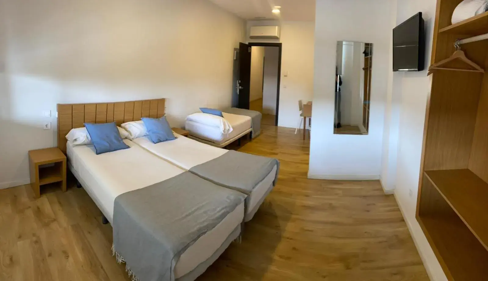 Standard Triple Room with Sea View in Nanit Valencia Hostel Standard Triple Room with Sea View in Nanit Valencia Hostel