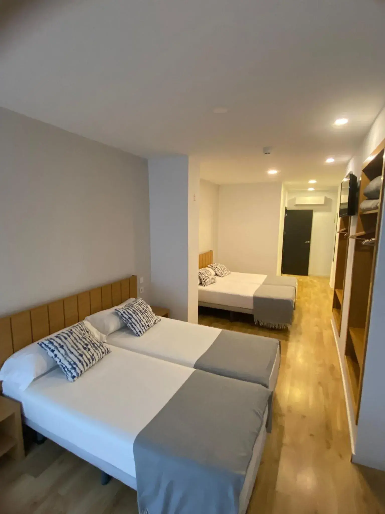 Economy Quadruple Room in Nanit Valencia Hostel Economy Quadruple Room in Nanit Valencia Hostel