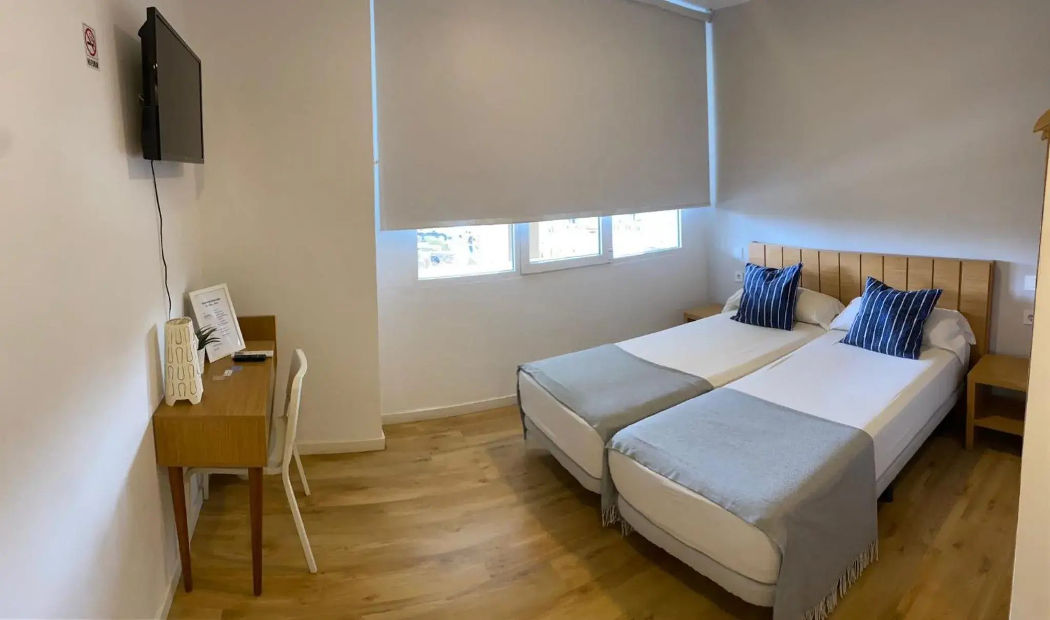Deluxe Twin Room in Nanit Valencia Hostel Deluxe Twin Room in Nanit Valencia Hostel