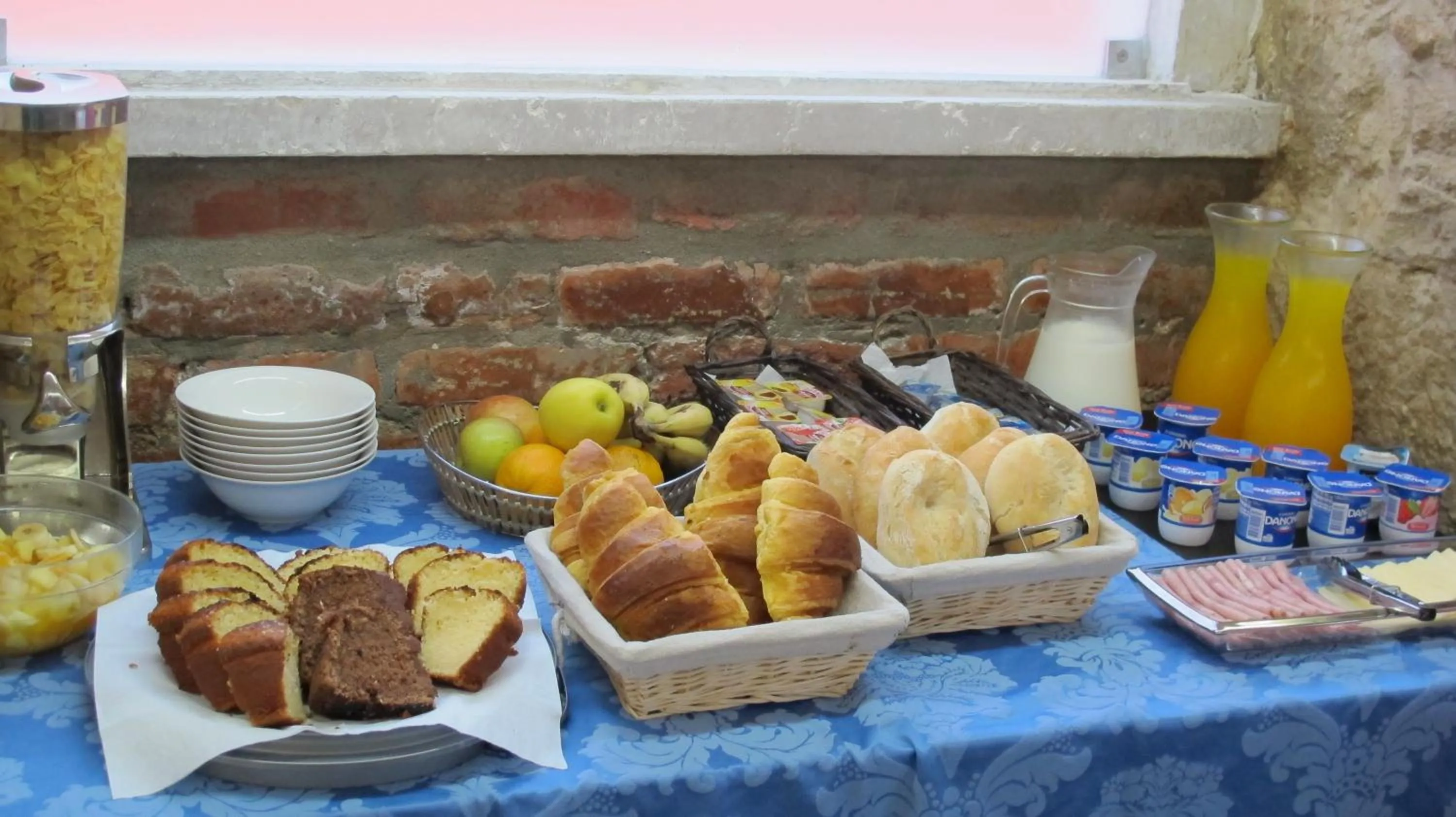 Restaurant/places to eat in V Dinastia