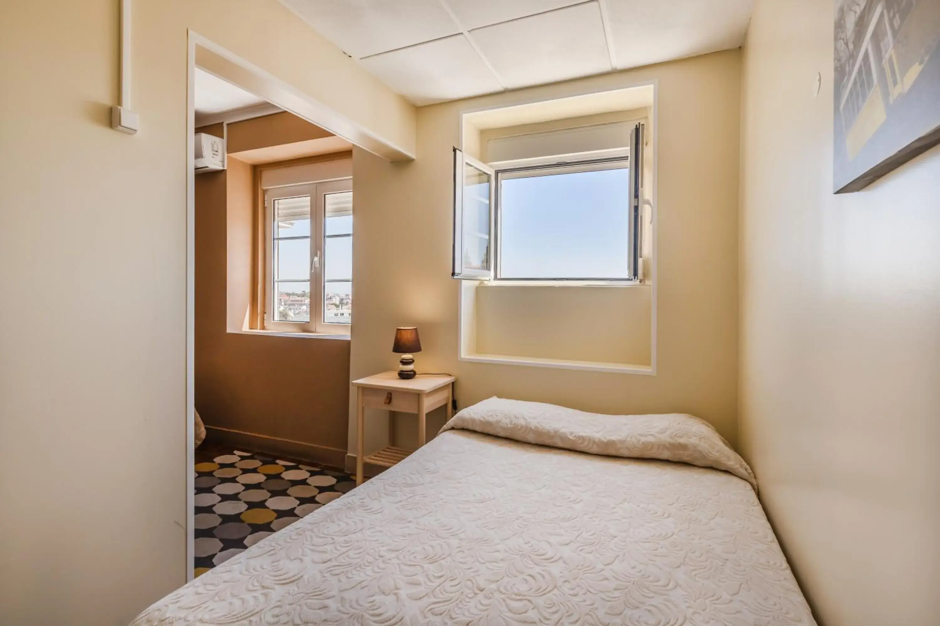 Bed in V Dinastia Bed in V Dinastia