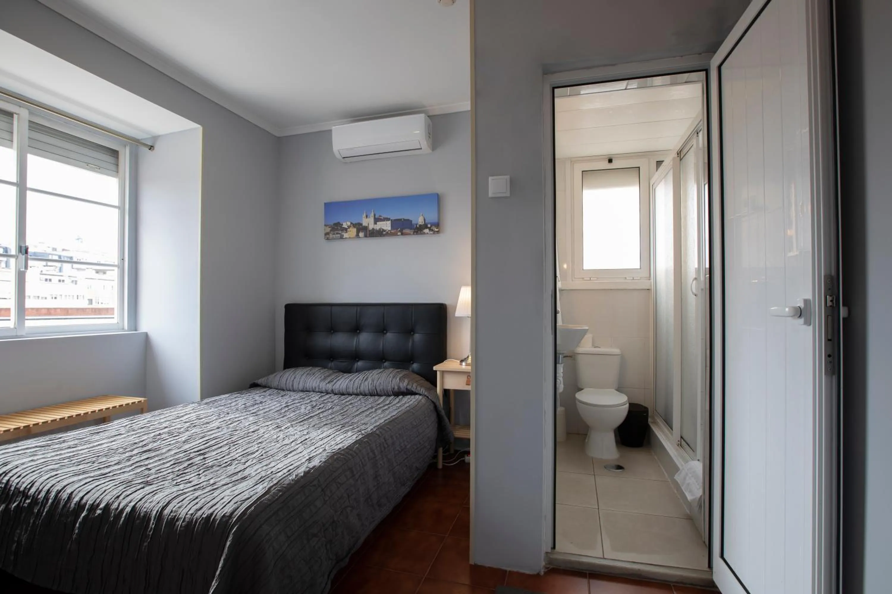 Toilet, Bed in V Dinastia