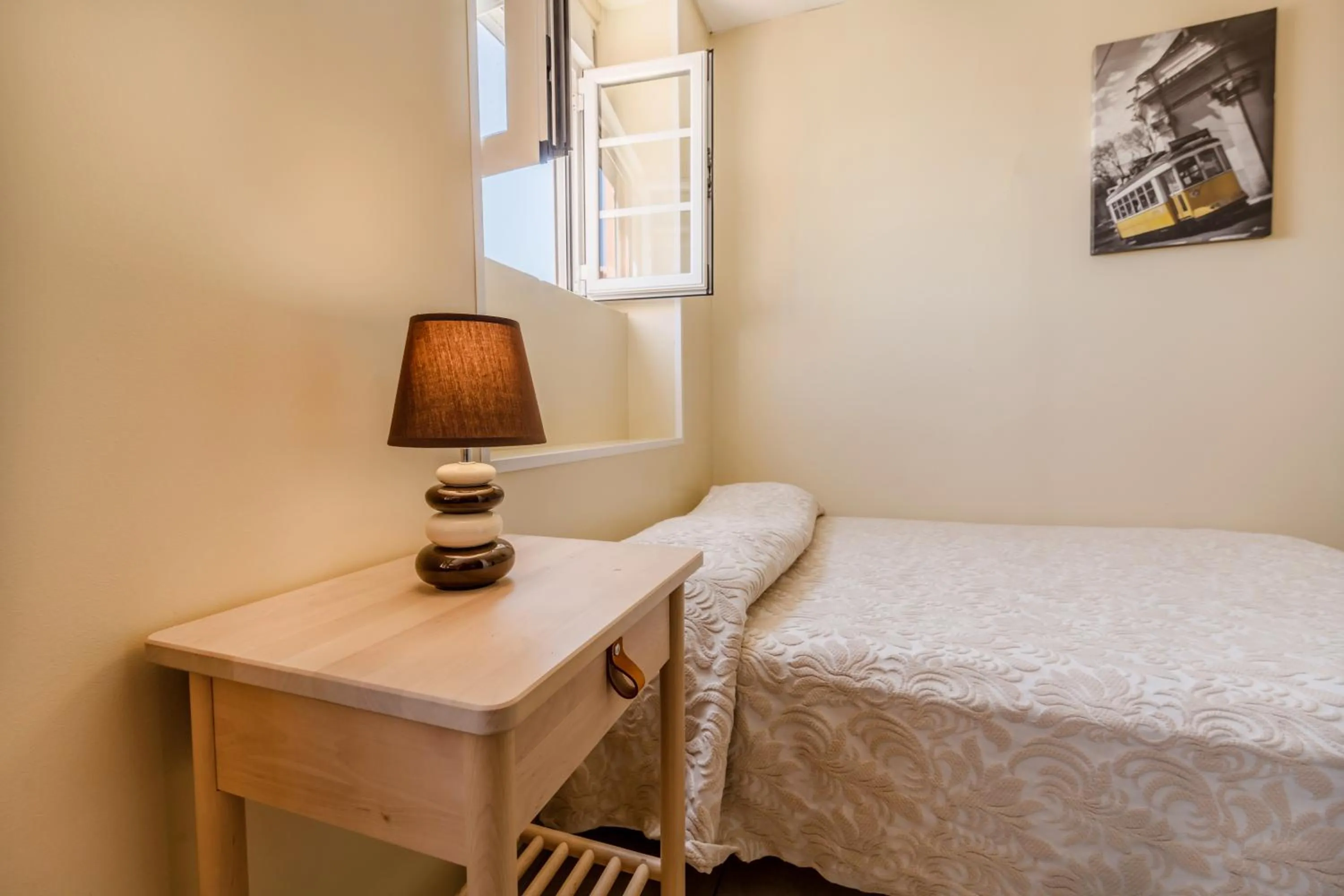 Bedroom, Bed in V Dinastia