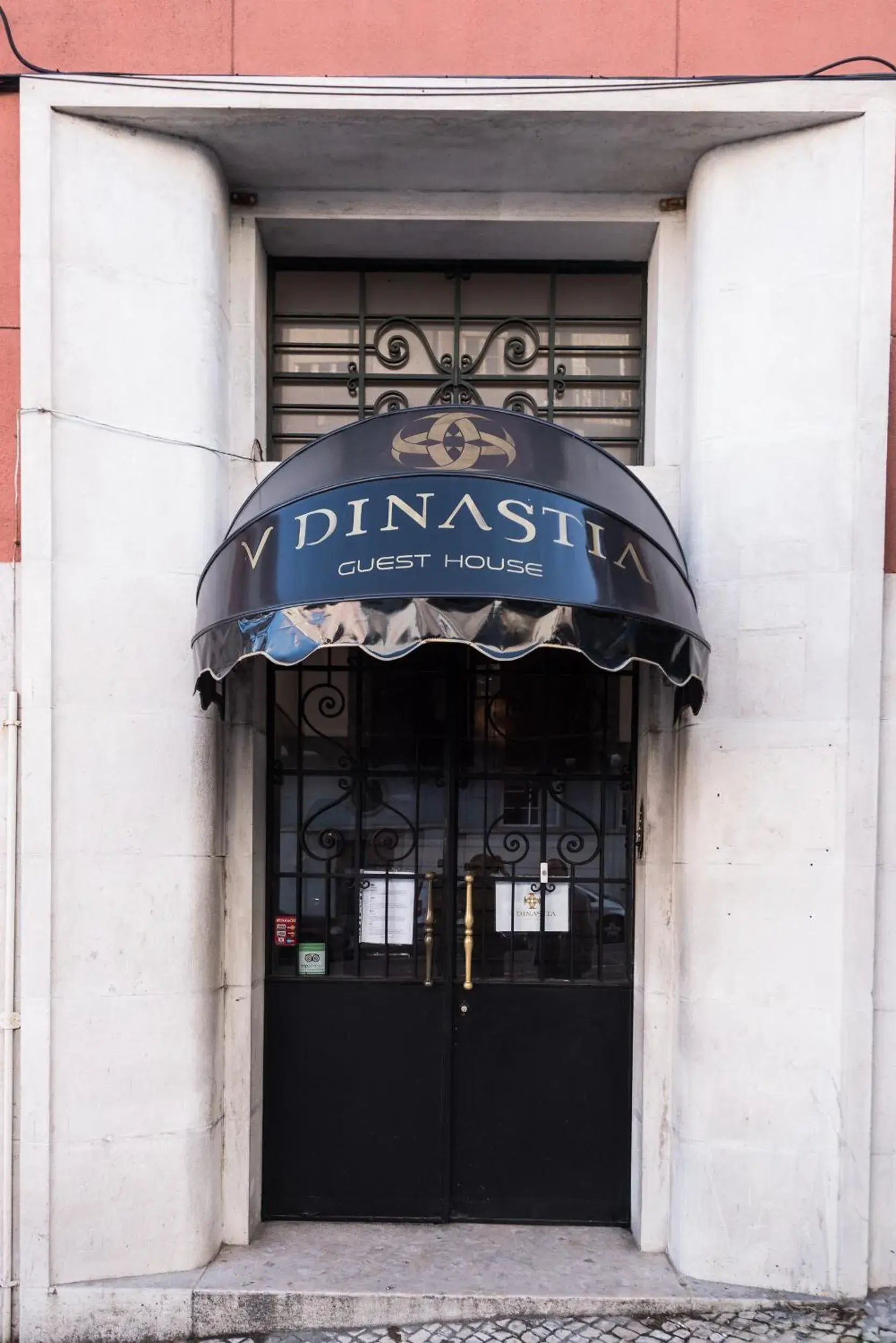 Facade/entrance in V Dinastia Facade/entrance in V Dinastia