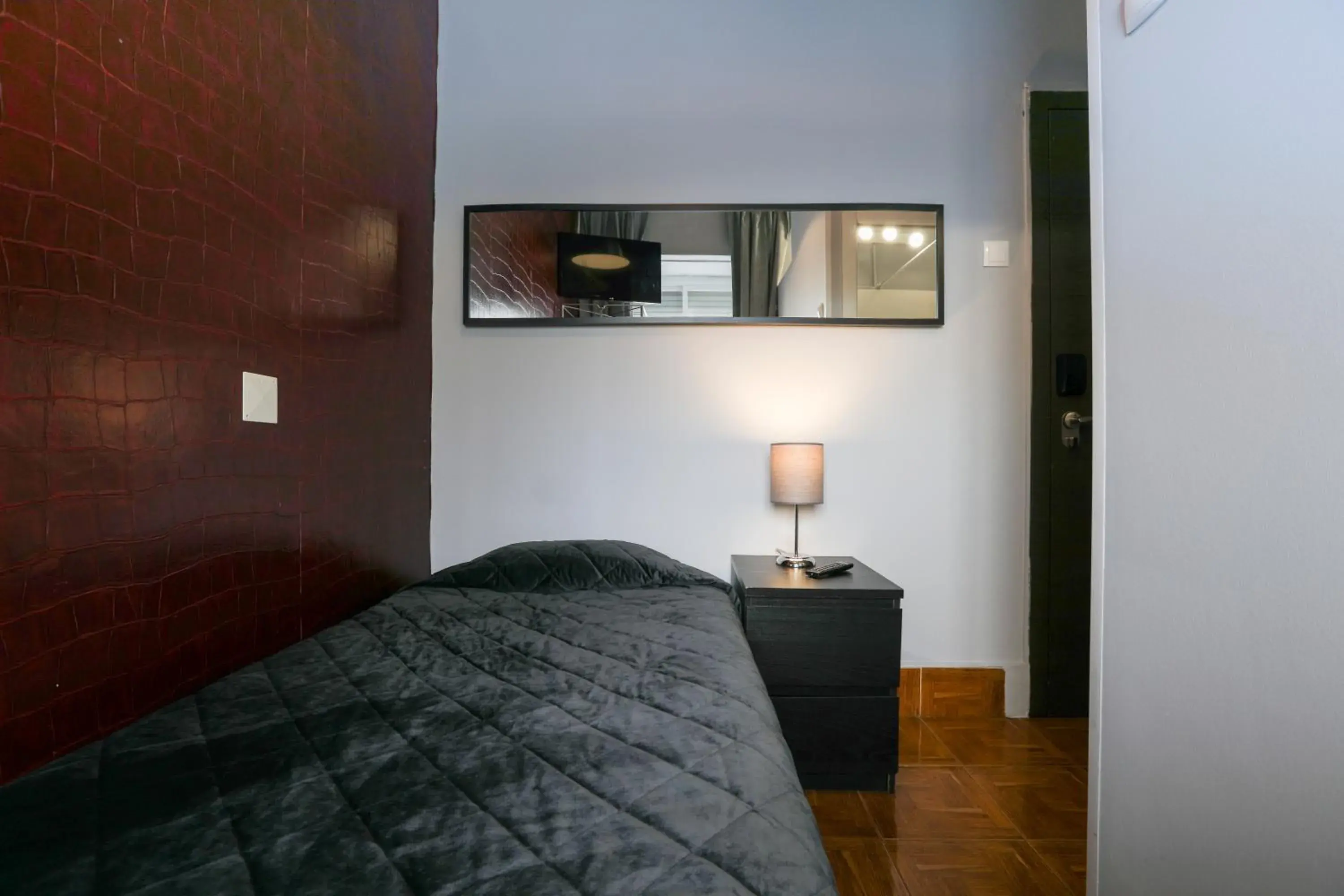 Bed in V Dinastia Bed in V Dinastia