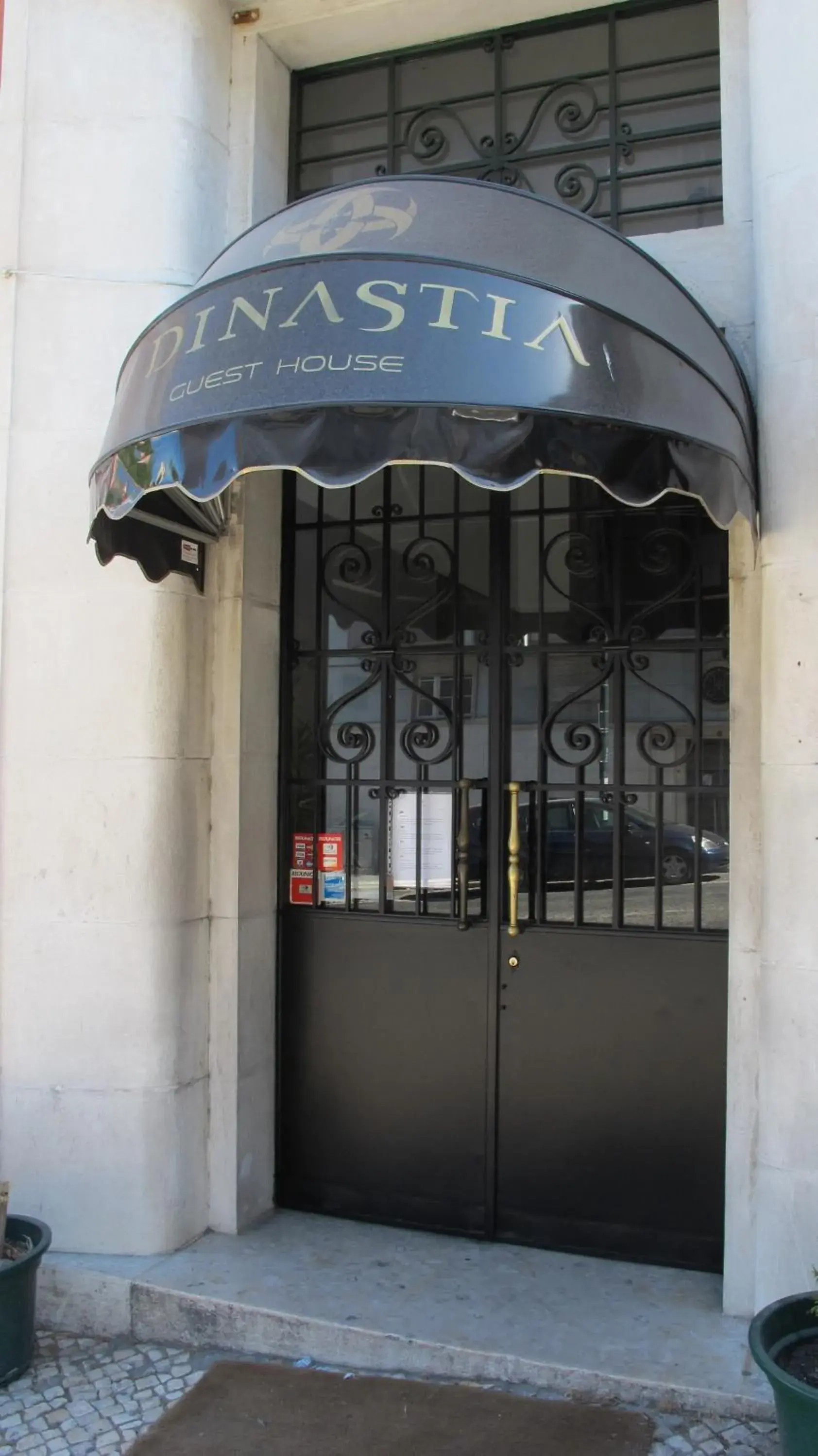 Facade/entrance in V Dinastia Facade/entrance in V Dinastia