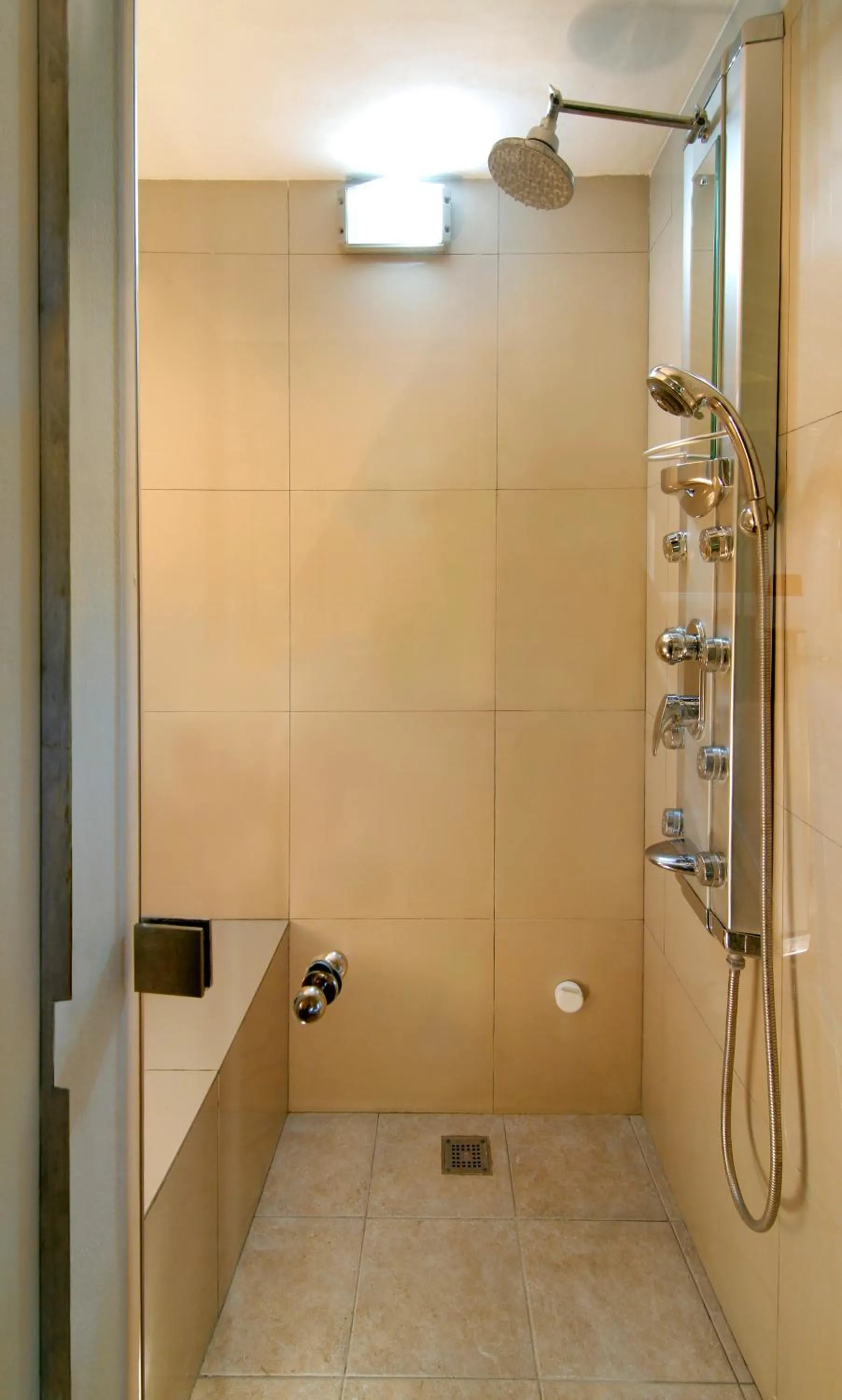 Shower in La Fleur
