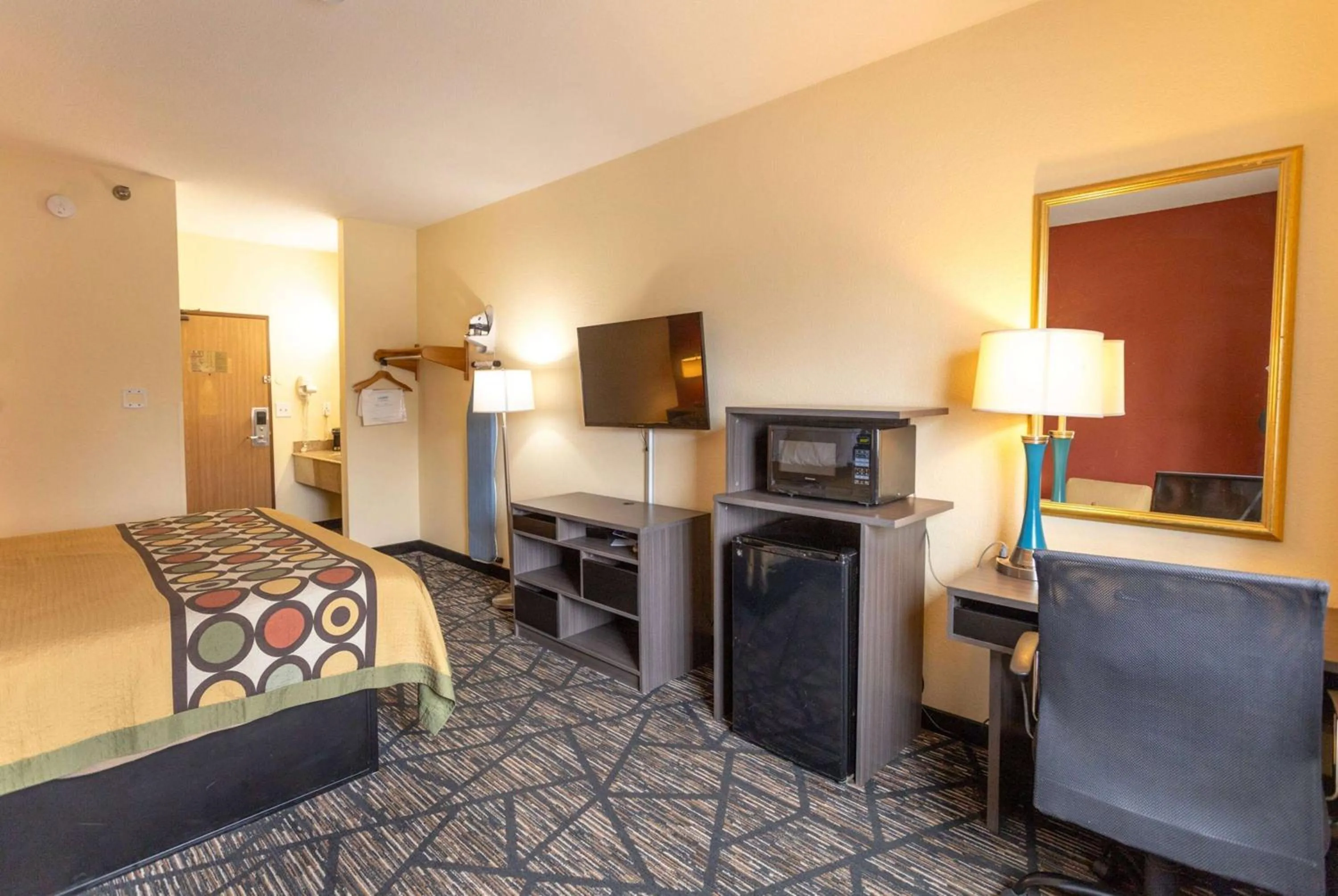 Photo of the whole room, Bed in Super 8 by Wyndham Big Rapids
