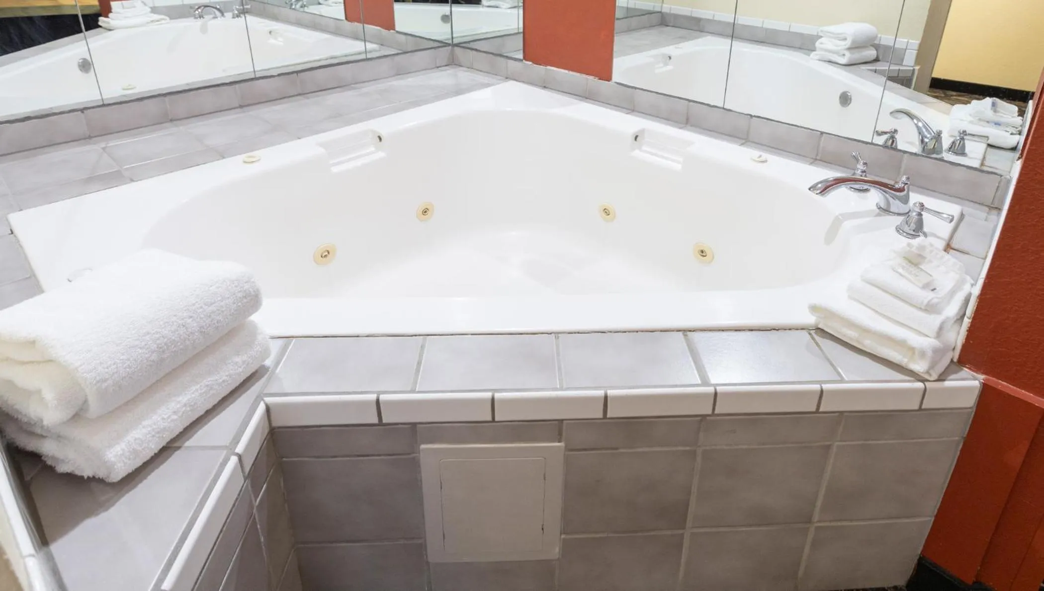 Hot Tub in Super 8 by Wyndham Big Rapids