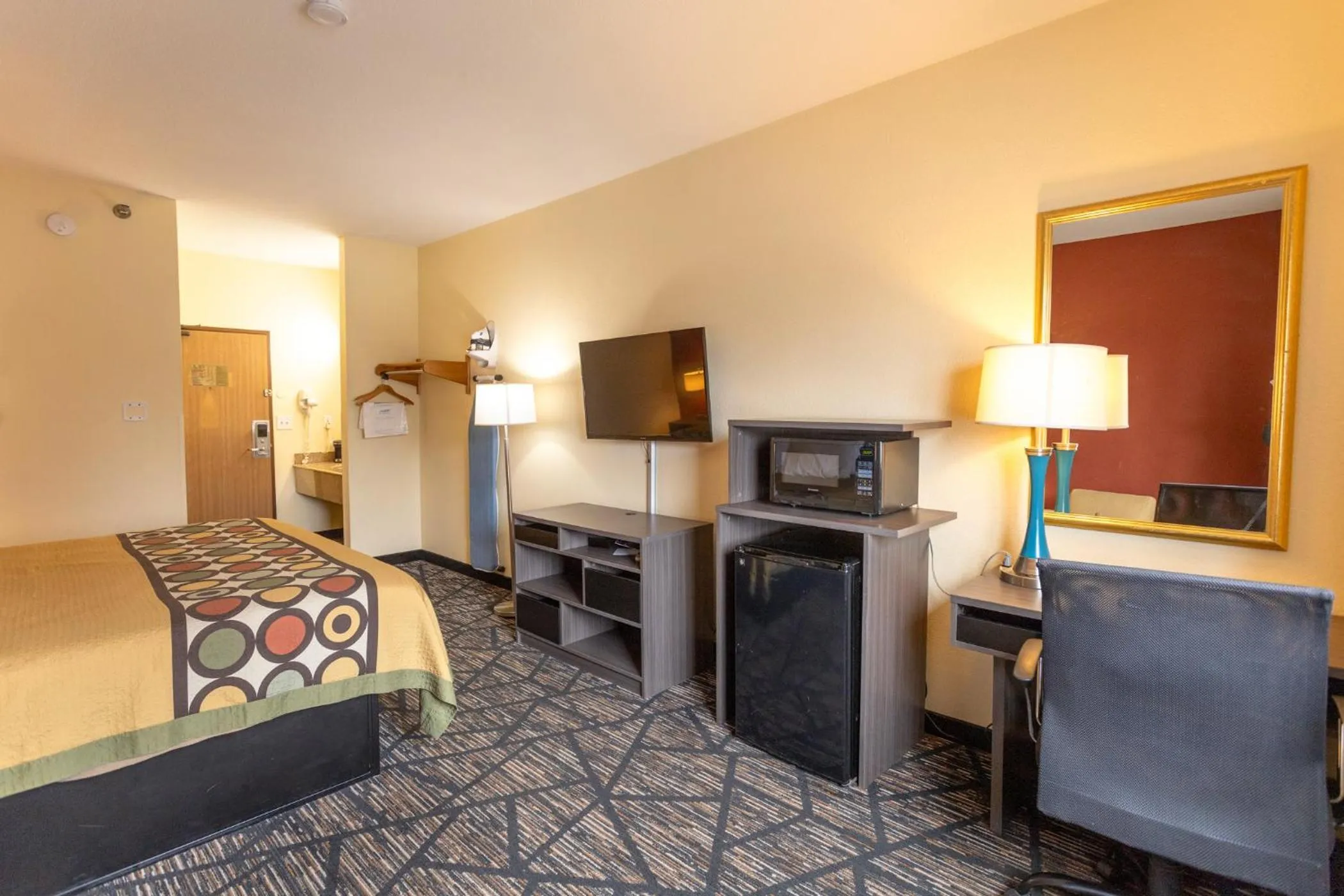 Bedroom, Bed in Super 8 by Wyndham Big Rapids