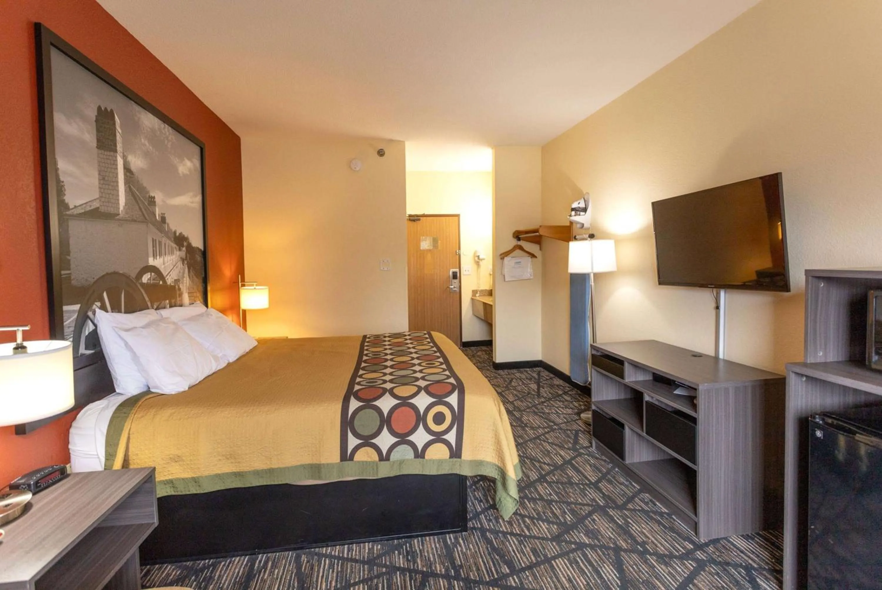 Photo of the whole room, Bed in Super 8 by Wyndham Big Rapids