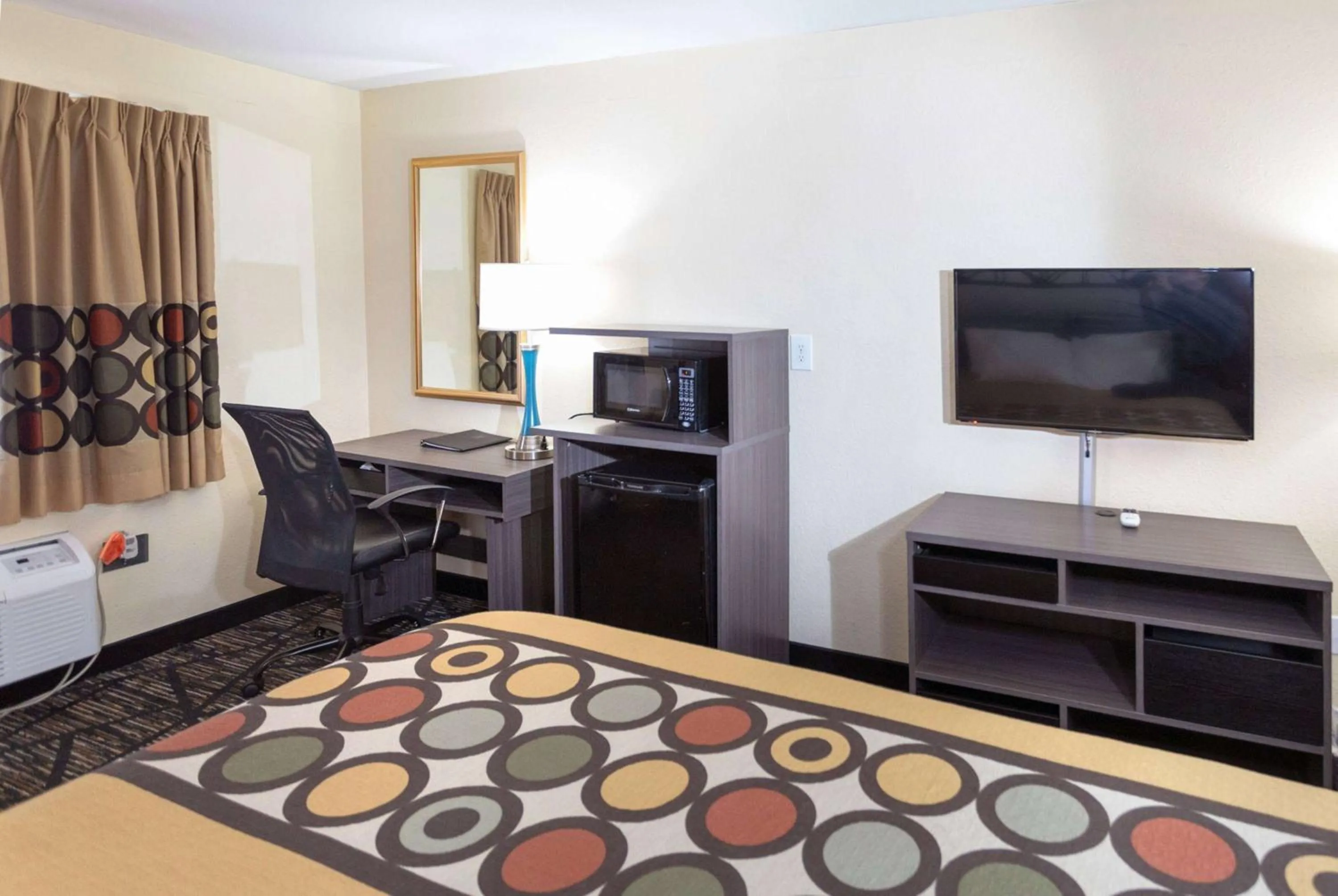 Photo of the whole room, Bed in Super 8 by Wyndham Big Rapids