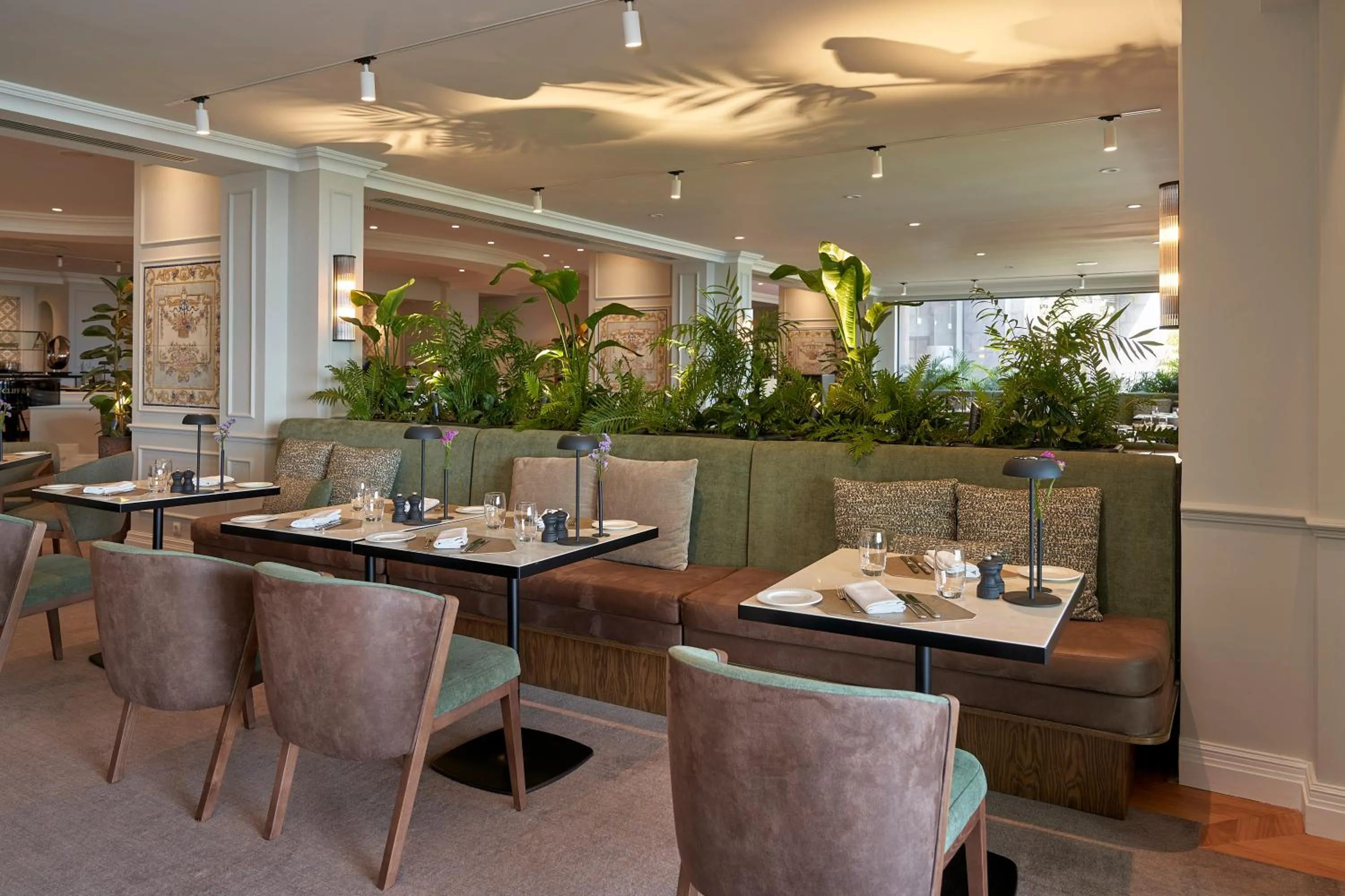 Restaurant/places to eat in The Cliff Bay - PortoBay