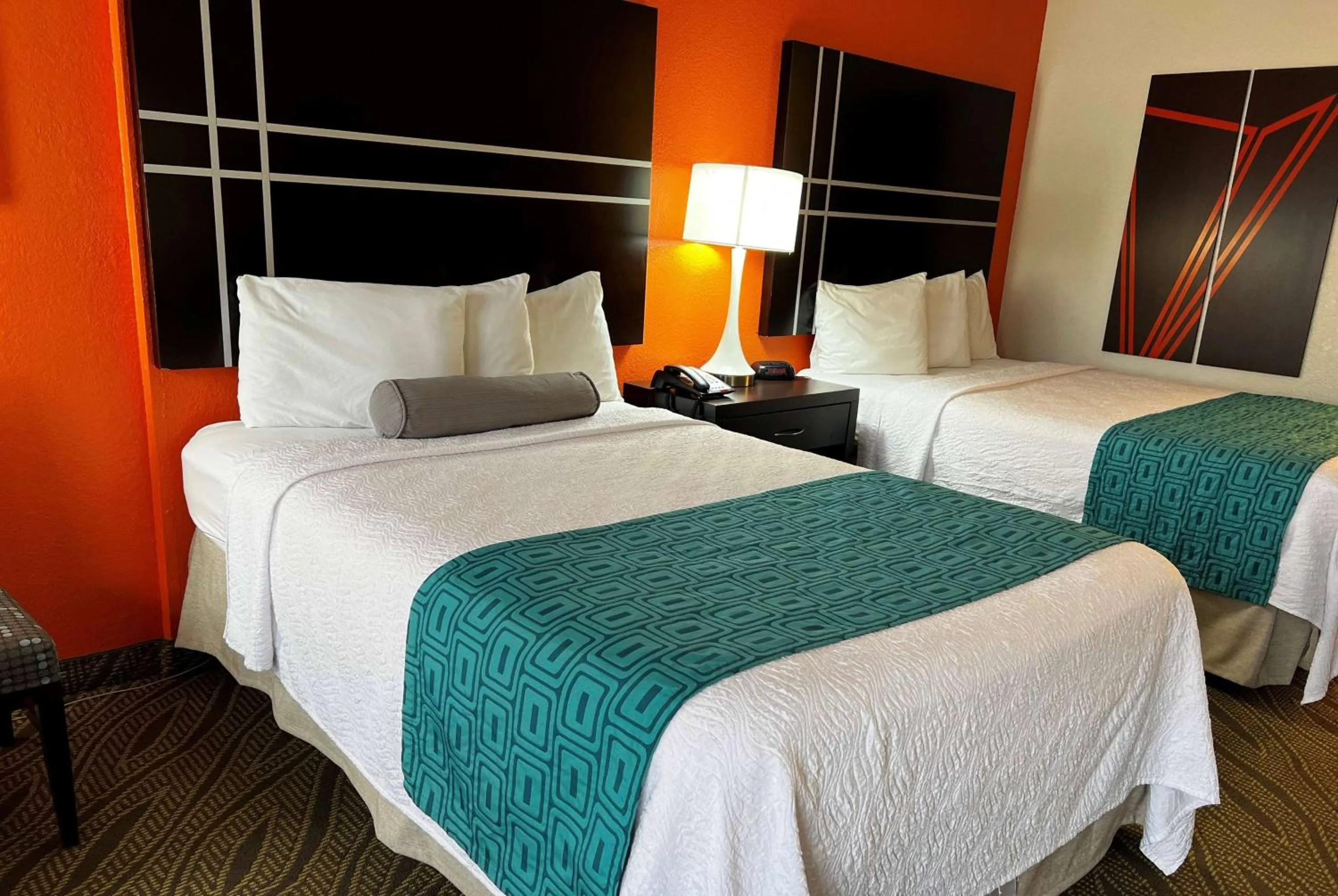 Photo of the whole room, Bed in Howard Johnson by Wyndham Houston Heights Downtown